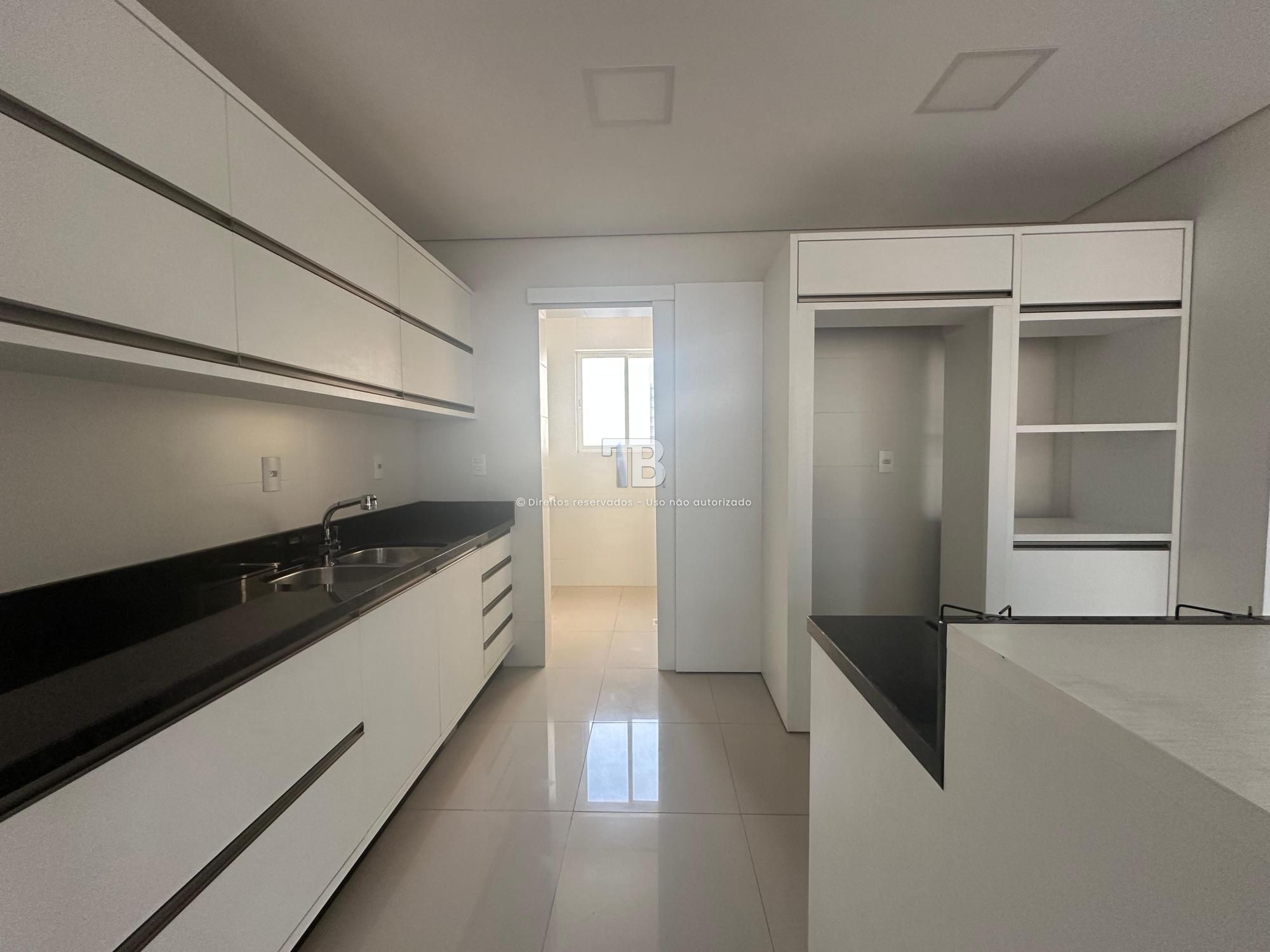 Apartamento Semimobiliado com 3 Suítes