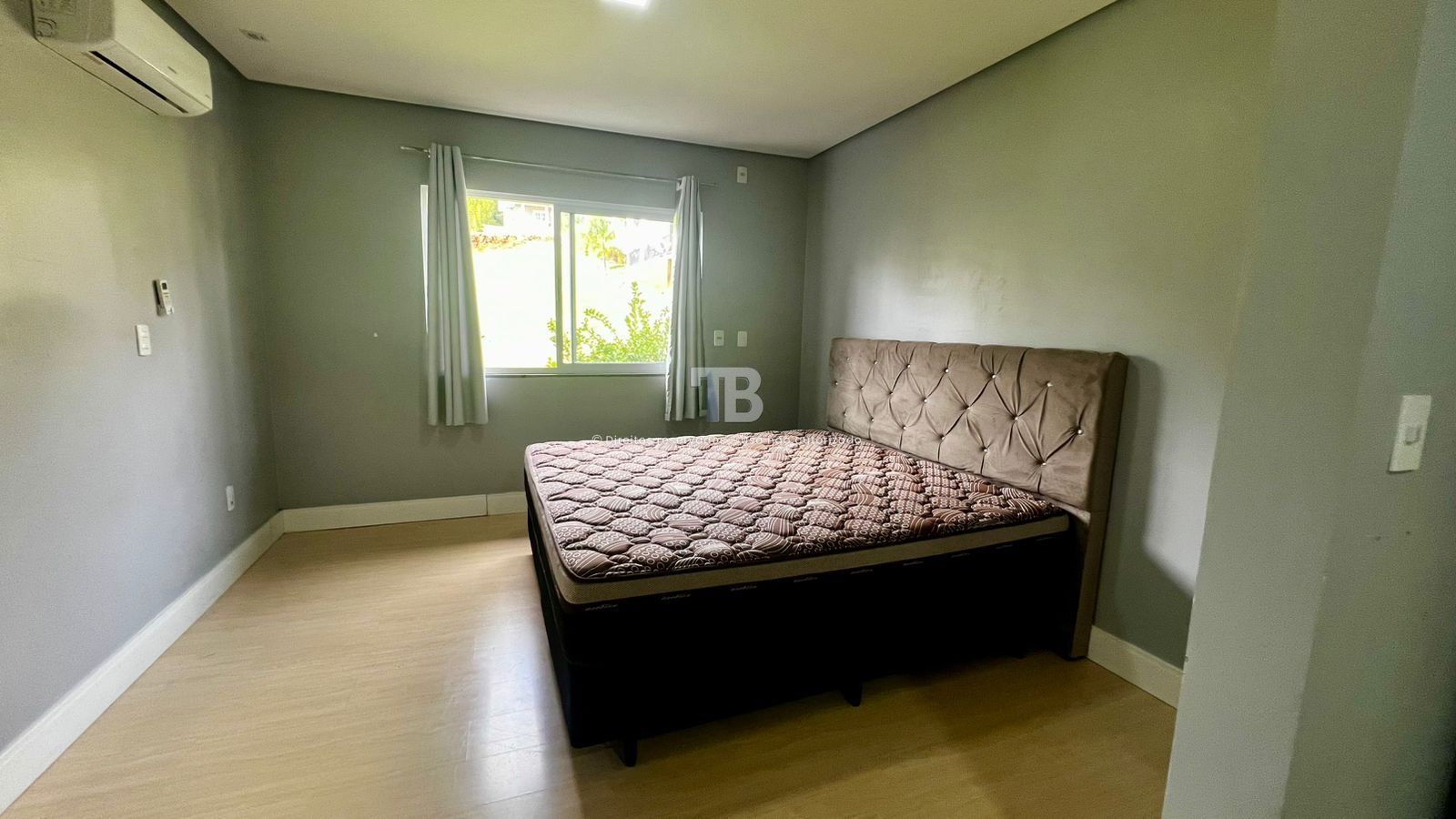 Casa em Condomínio Fechado Semimobiliada