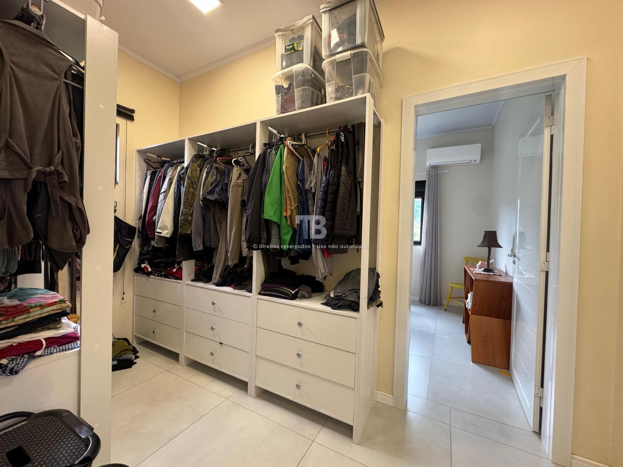 Casa em Condomínio Semimobiliada