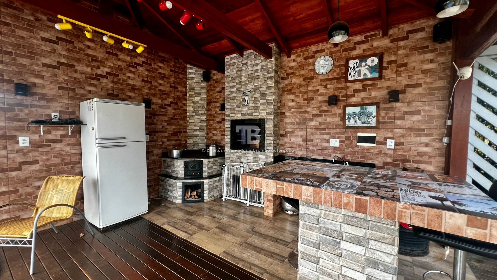 Casa em Condomínio Fechado Semimobiliada