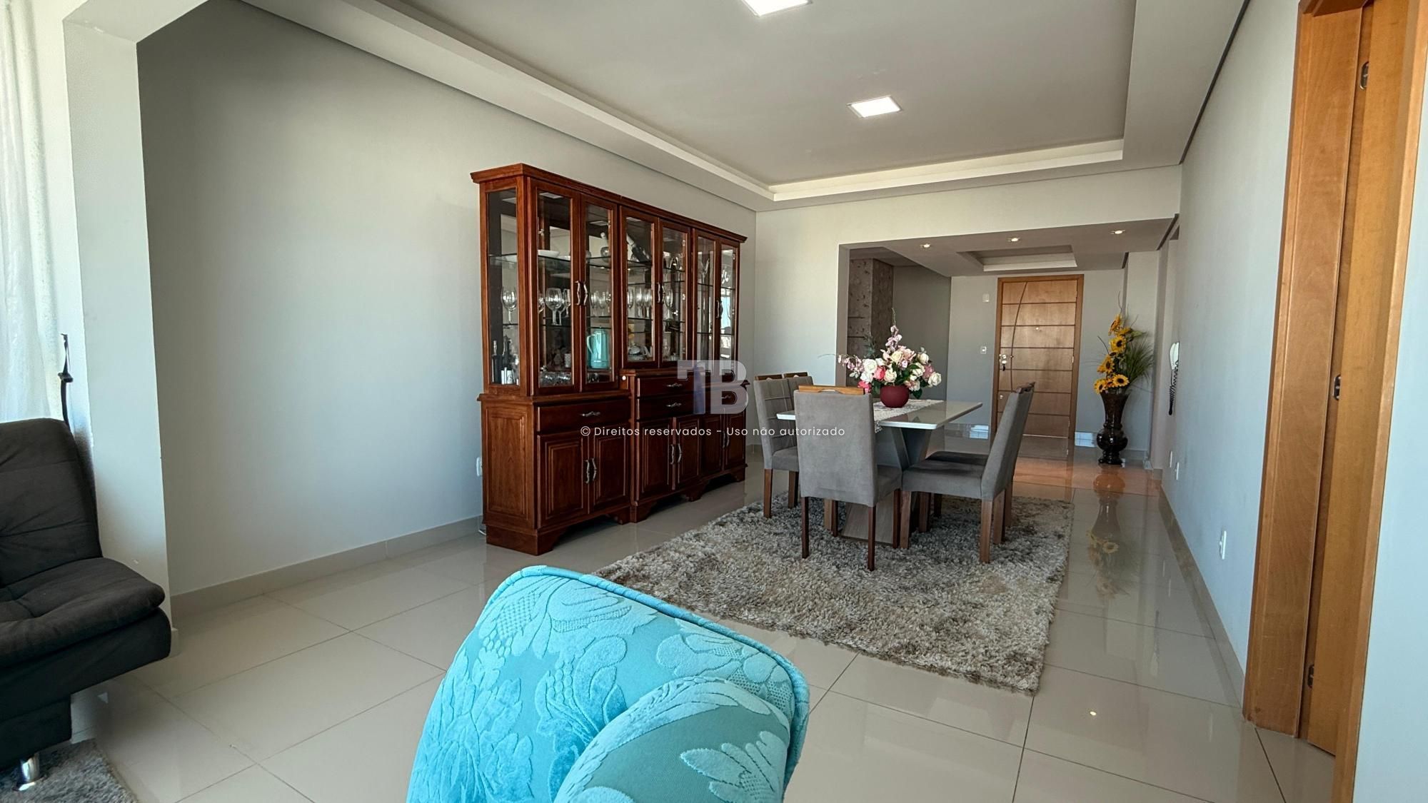 Apartamento Semimobiliado com 4 dormitórios