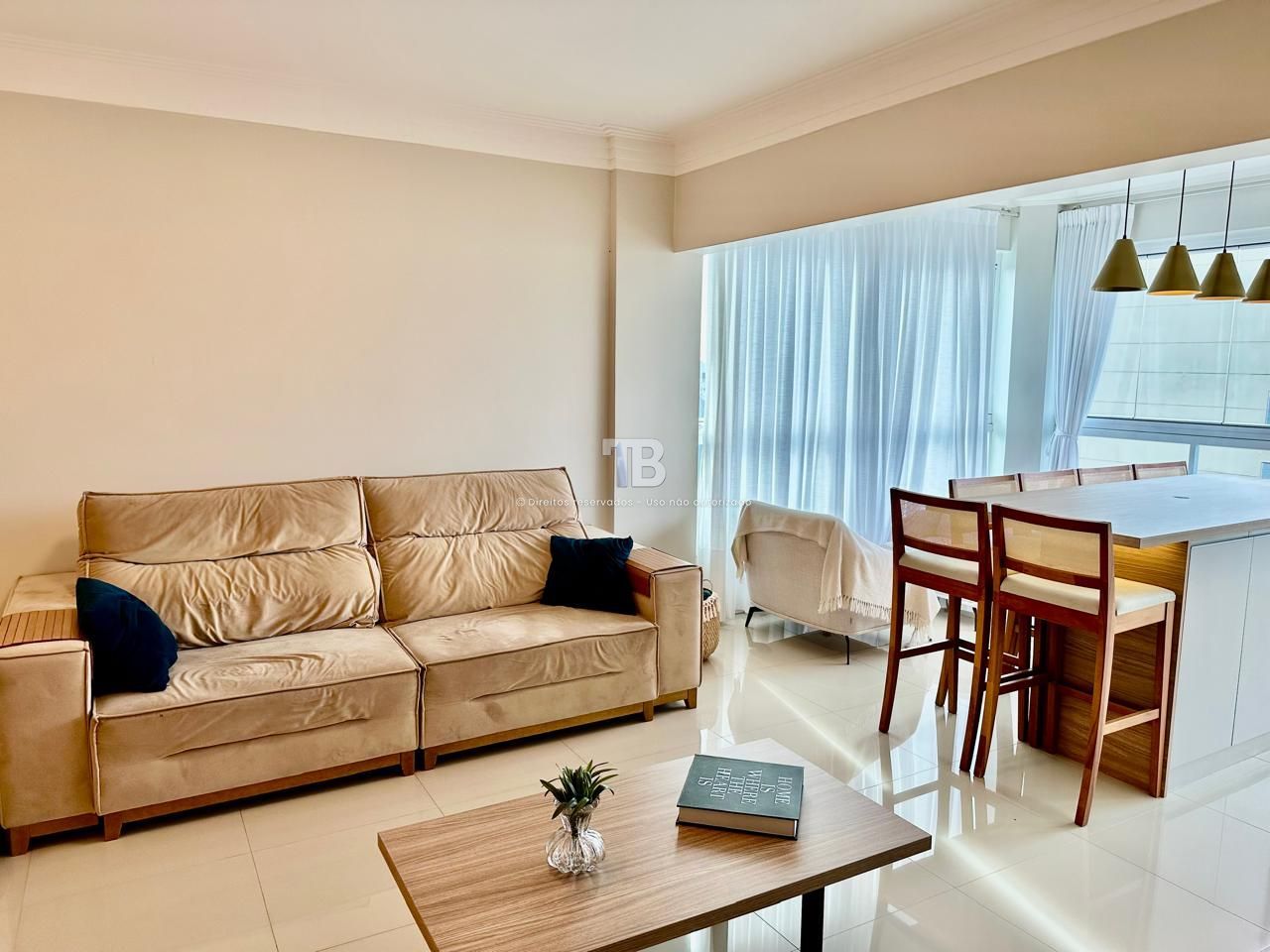 Apartamento Semimobiliado com 3 suítes