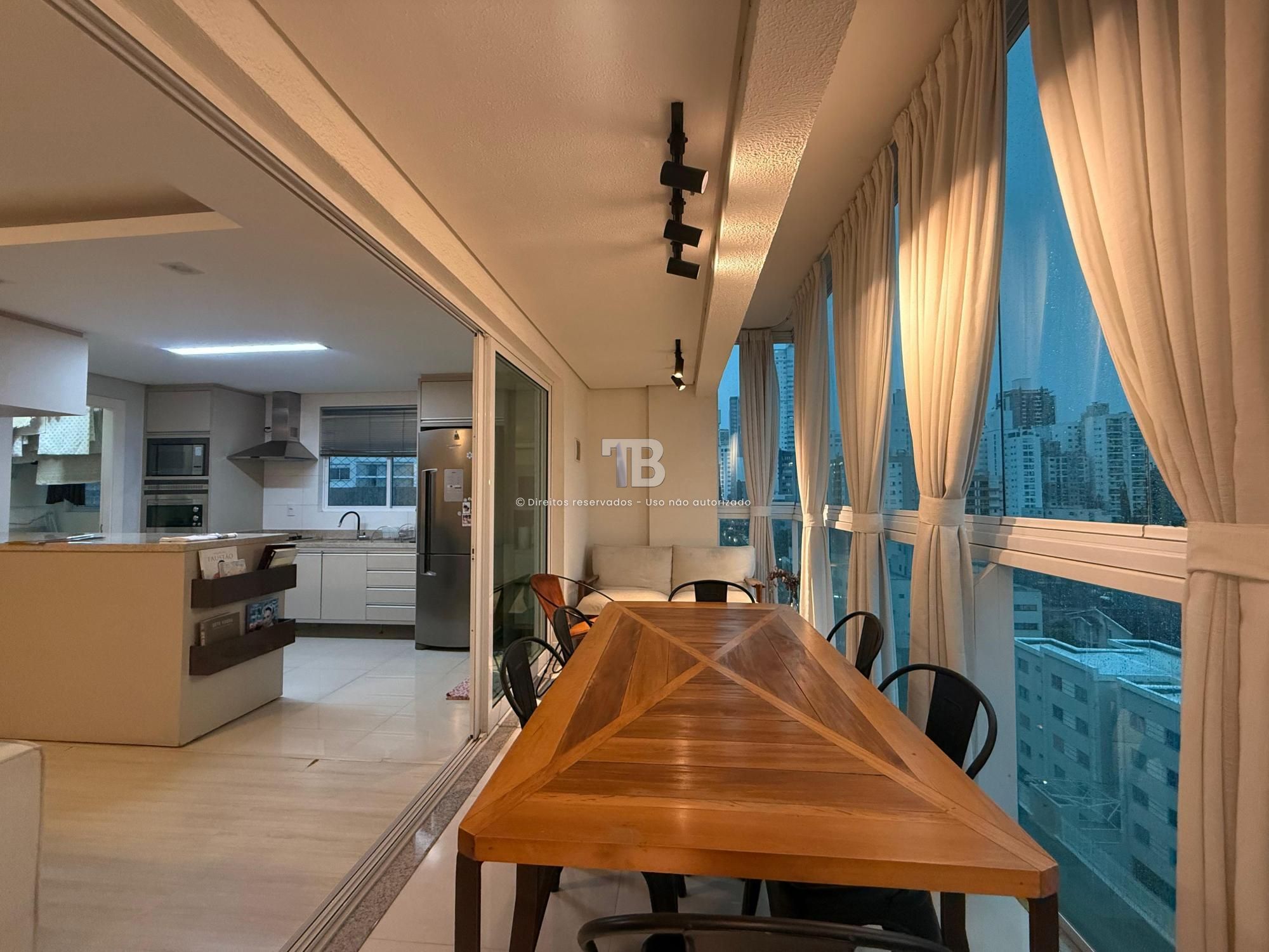 Apartamento Semimobiliado com 3 dormitórios