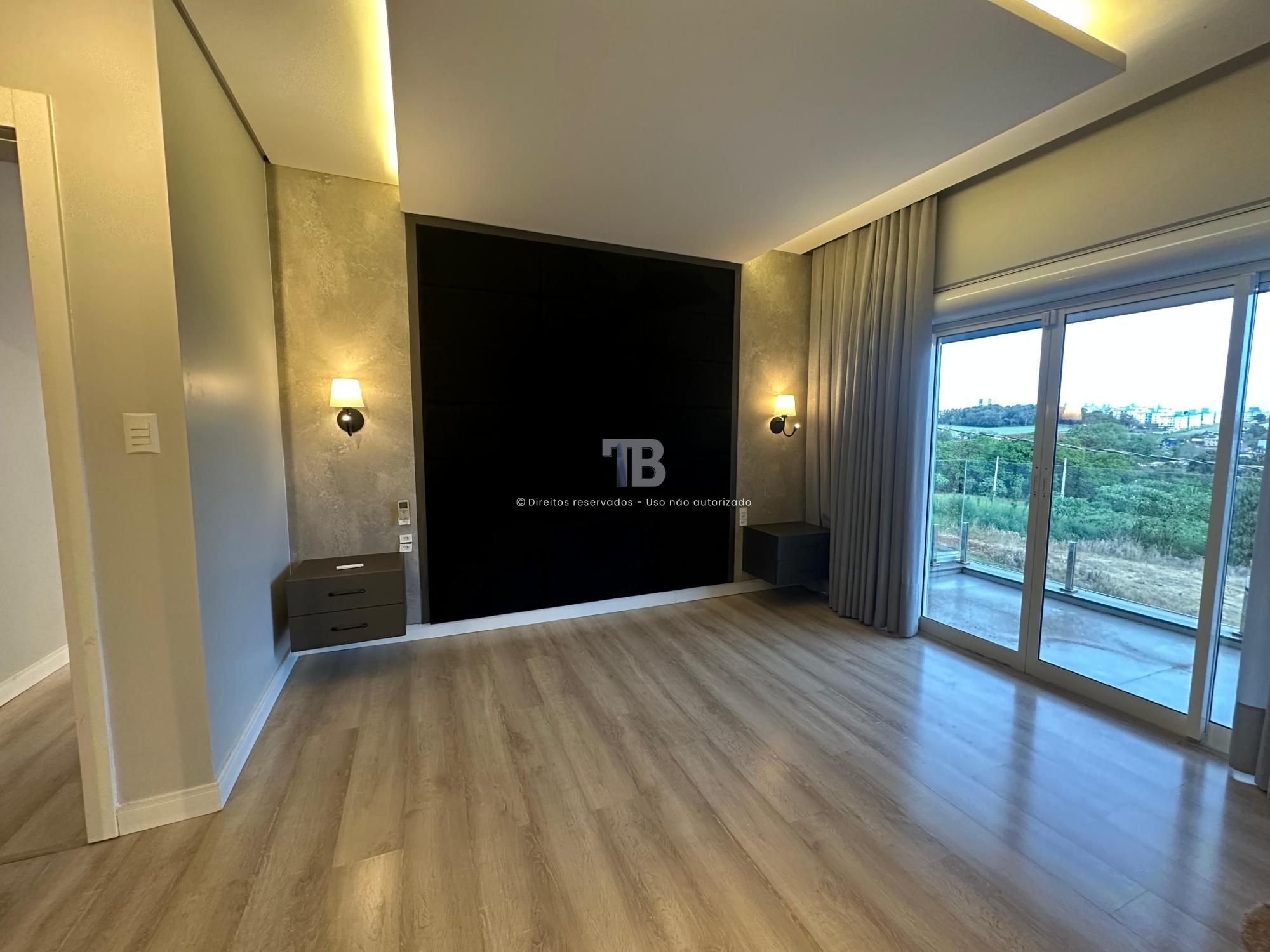 Casa Mobiliada com Piscina à Venda