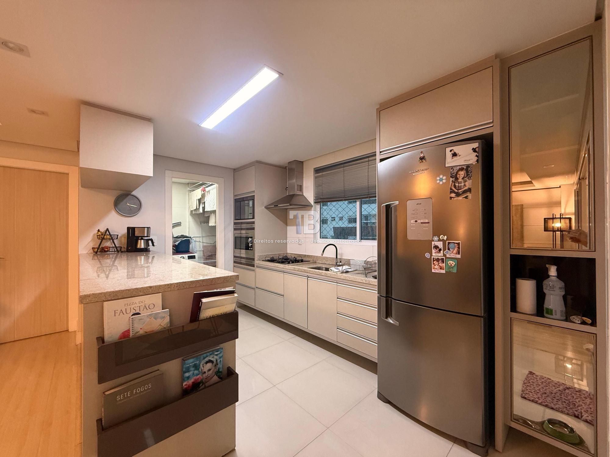 Apartamento Semimobiliado com 3 dormitórios