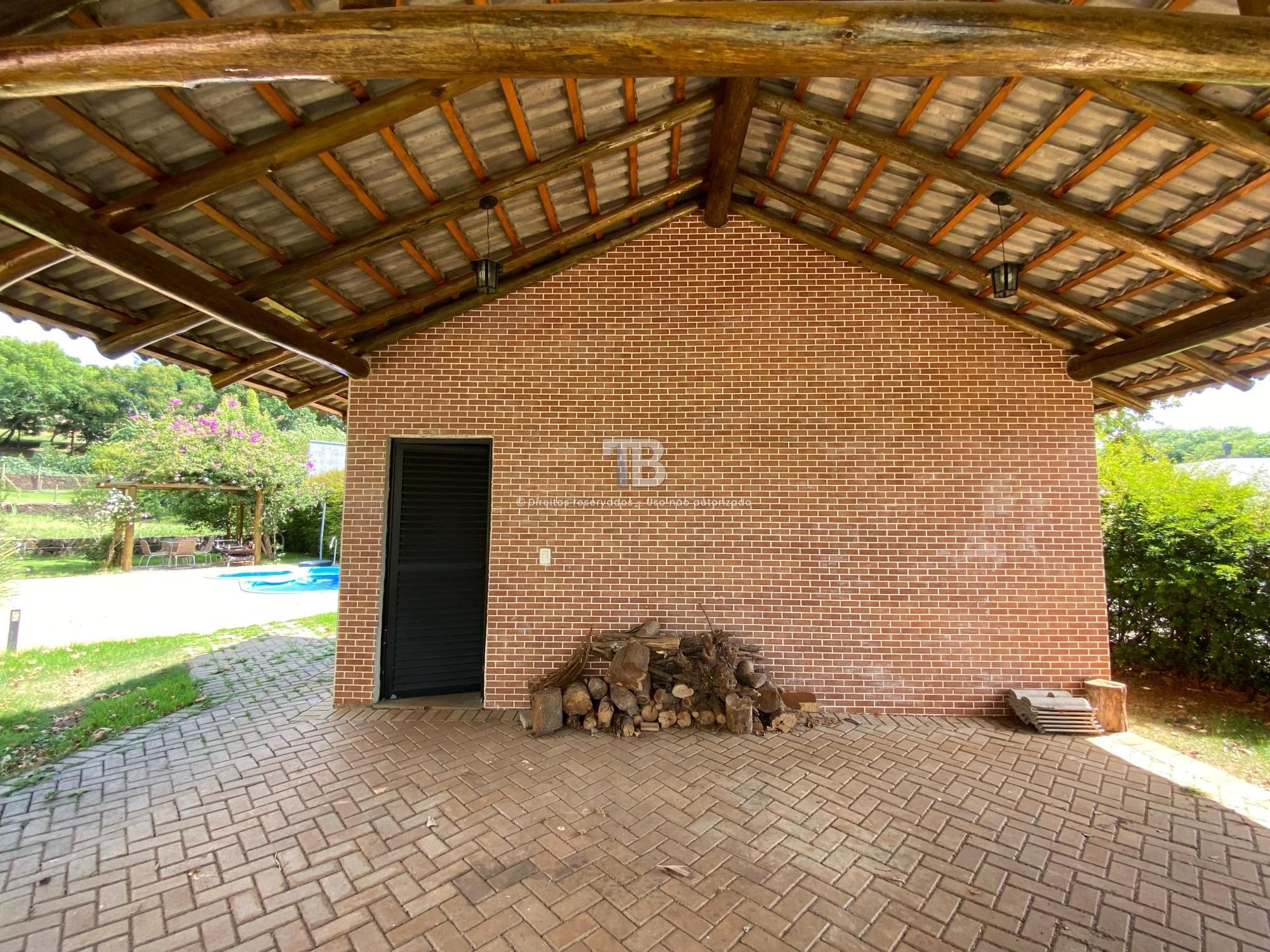 Casa Semimobiliada em condomínio fechado