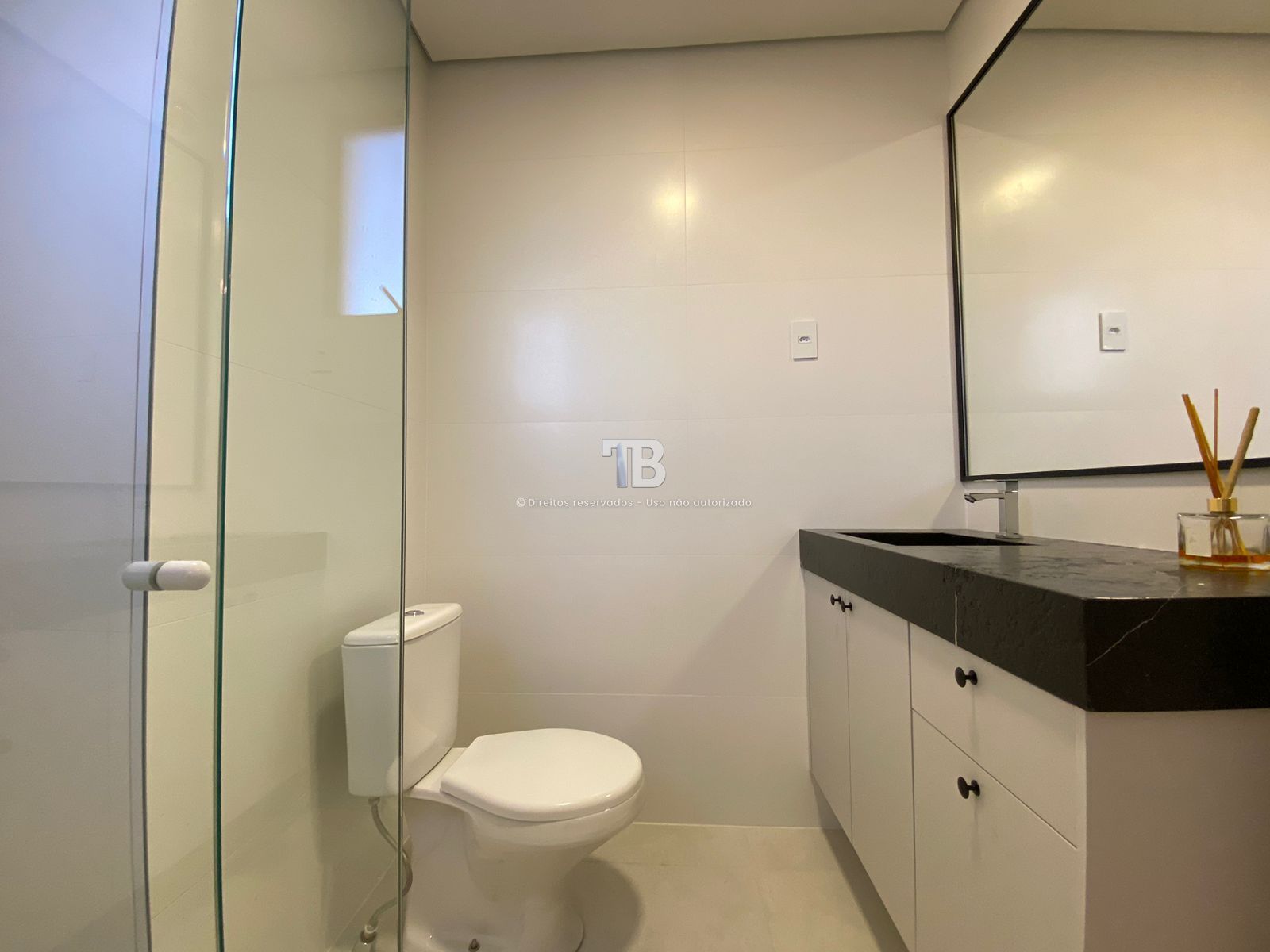 4166 – Apartamento Mobiliado no Centro: 3 Suítes e Vista Panorâmica