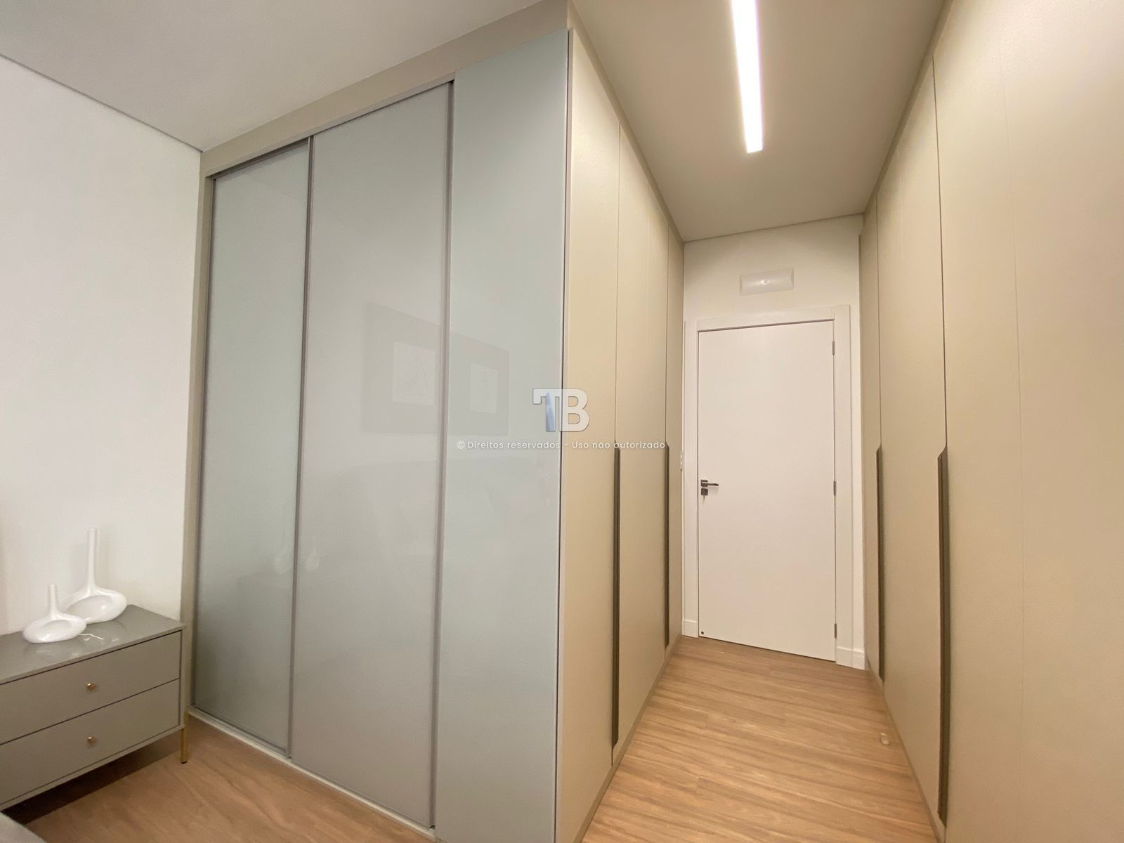 4166 – Apartamento Mobiliado no Centro: 3 Suítes e Vista Panorâmica
