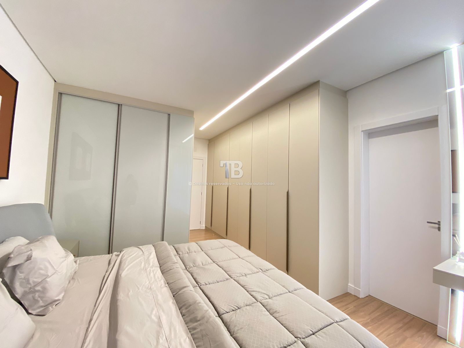 4166 – Apartamento Mobiliado no Centro: 3 Suítes e Vista Panorâmica