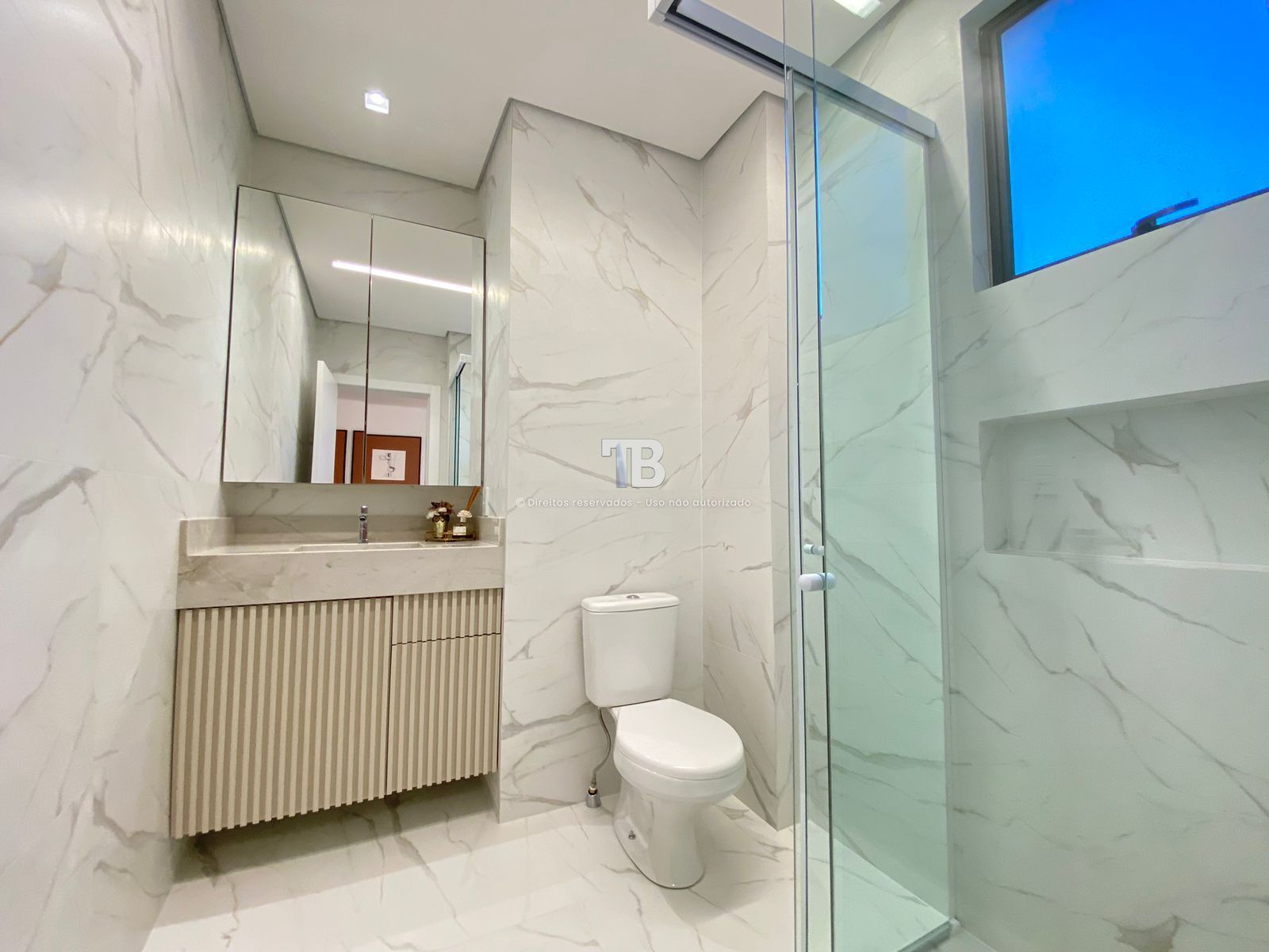 4166 – Apartamento Mobiliado no Centro: 3 Suítes e Vista Panorâmica