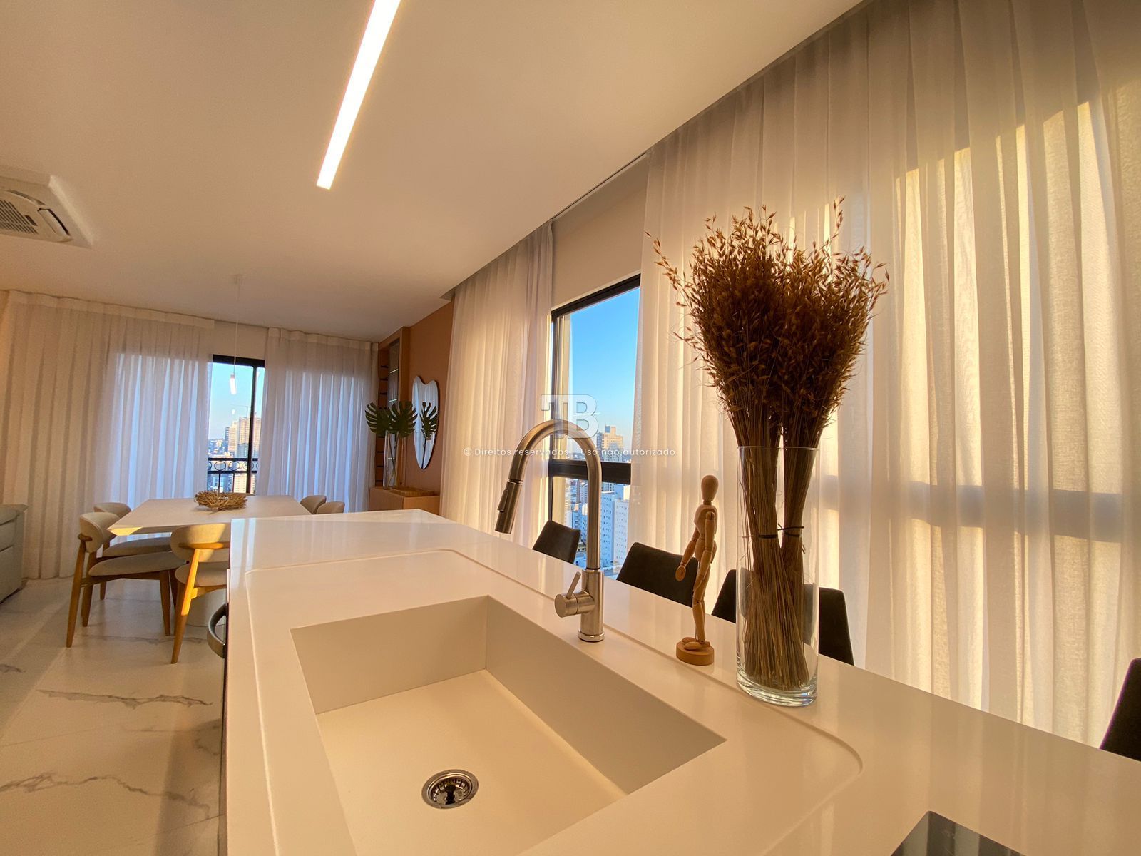 4166 – Apartamento Mobiliado no Centro: 3 Suítes e Vista Panorâmica