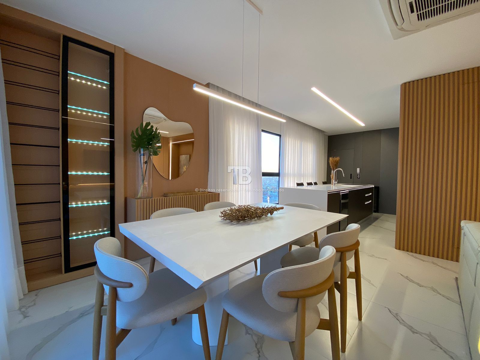 4166 – Apartamento Mobiliado no Centro: 3 Suítes e Vista Panorâmica