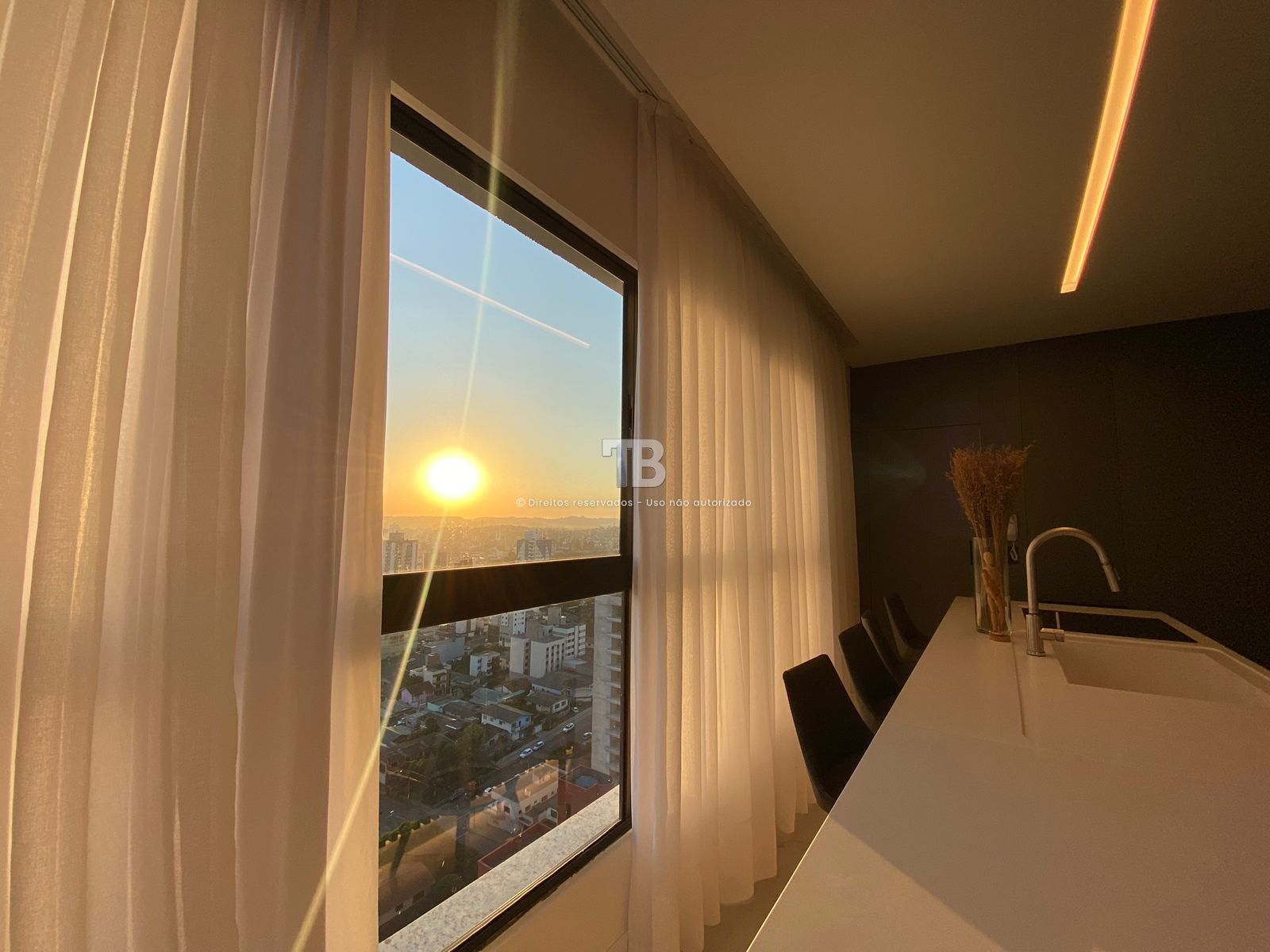 4166 – Apartamento Mobiliado no Centro: 3 Suítes e Vista Panorâmica