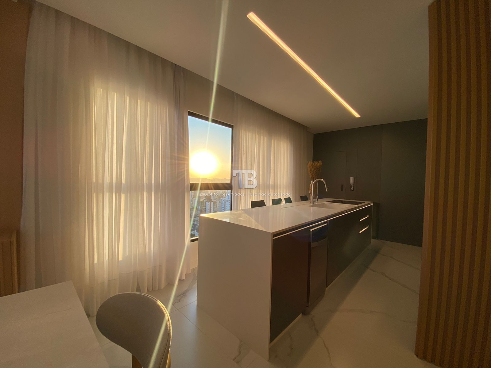 4166 – Apartamento Mobiliado no Centro: 3 Suítes e Vista Panorâmica