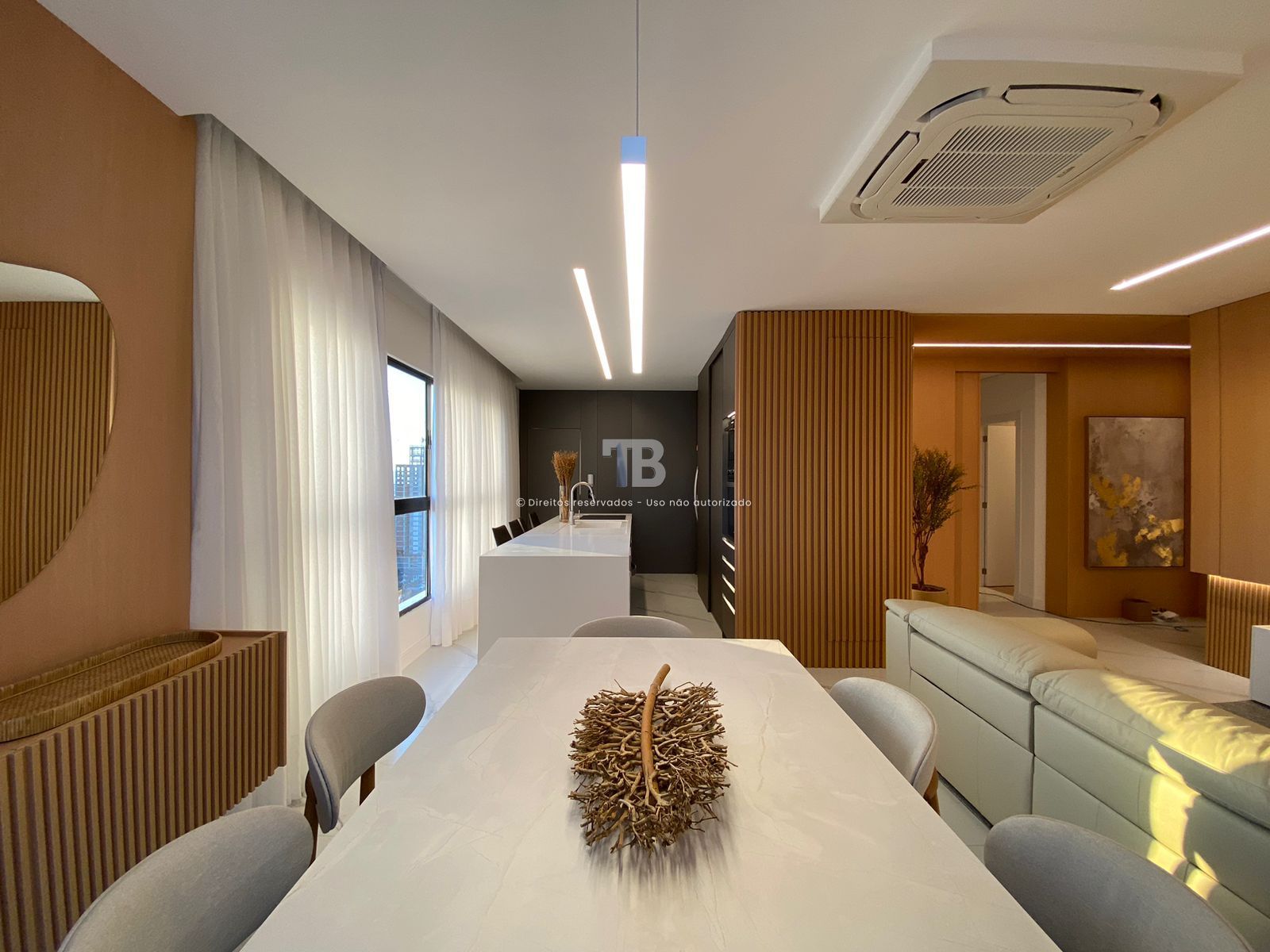 4166 – Apartamento Mobiliado no Centro: 3 Suítes e Vista Panorâmica