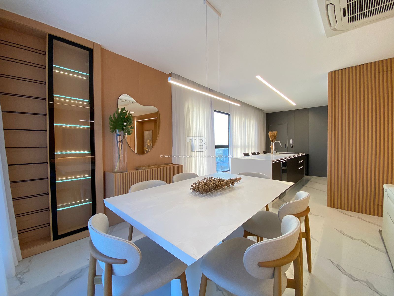 4166 – Apartamento Mobiliado no Centro: 3 Suítes e Vista Panorâmica