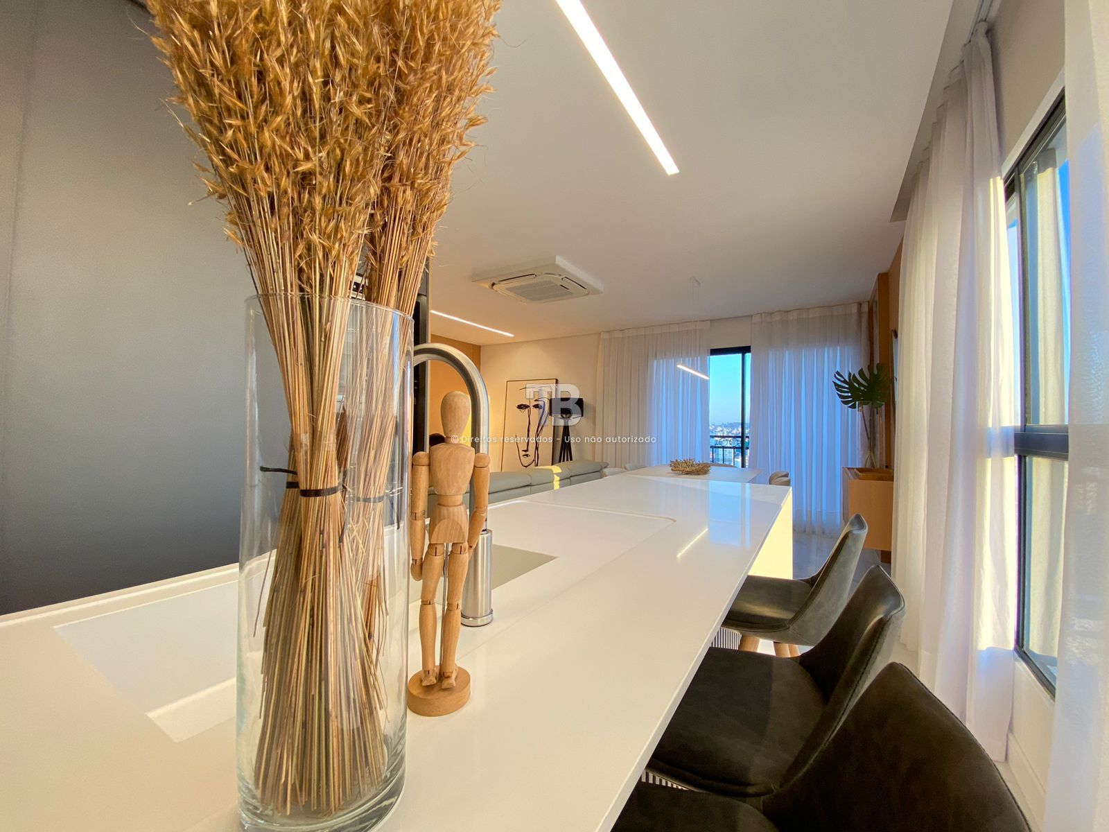 4166 – Apartamento Mobiliado no Centro: 3 Suítes e Vista Panorâmica