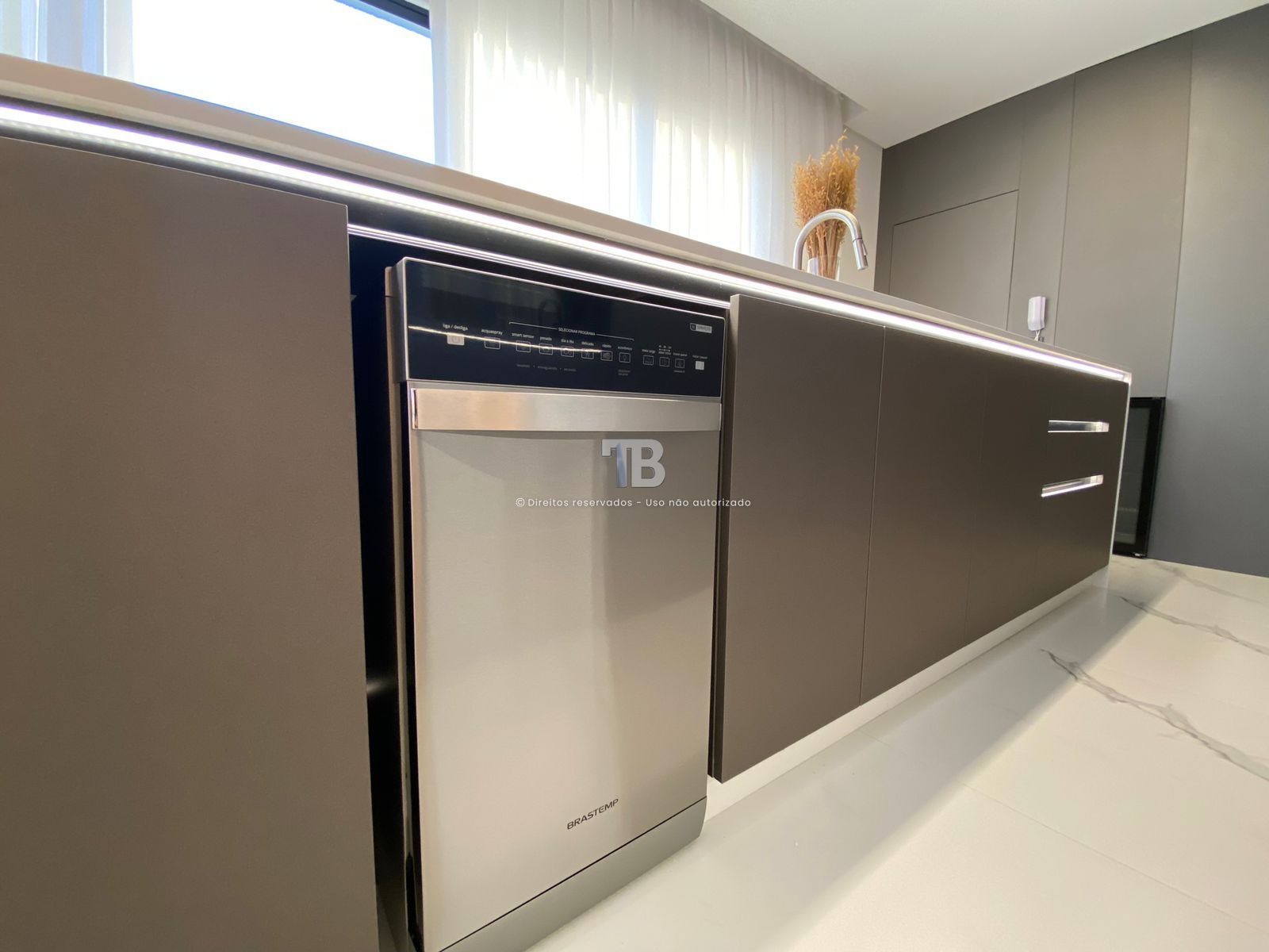 4166 – Apartamento Mobiliado no Centro: 3 Suítes e Vista Panorâmica