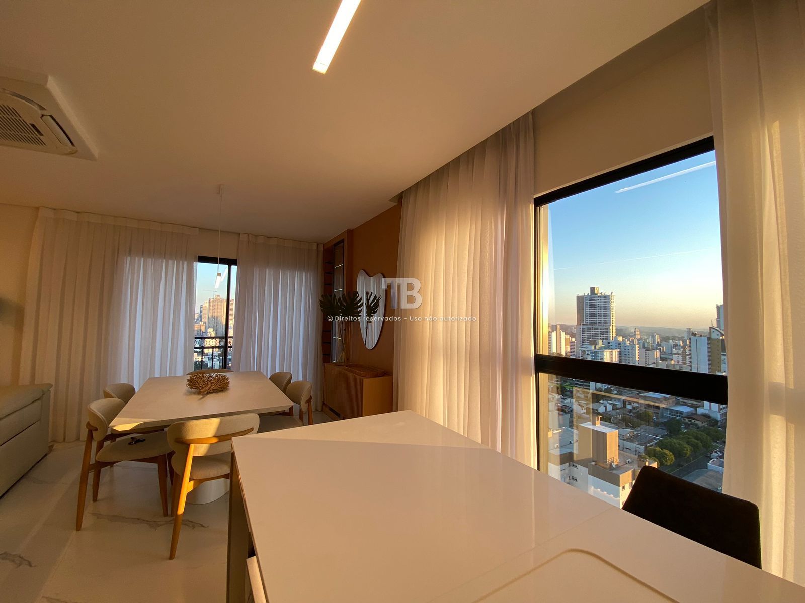 4166 – Apartamento Mobiliado no Centro: 3 Suítes e Vista Panorâmica