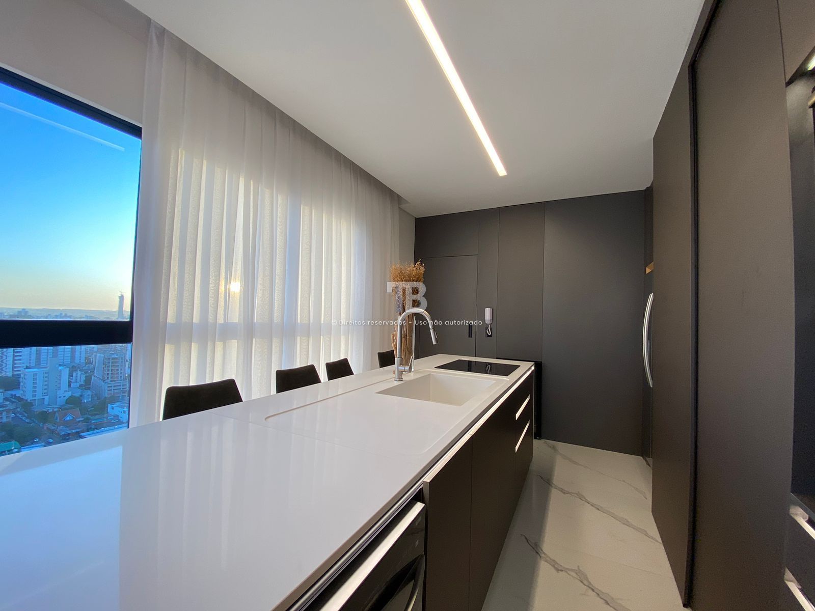 4166 – Apartamento Mobiliado no Centro: 3 Suítes e Vista Panorâmica