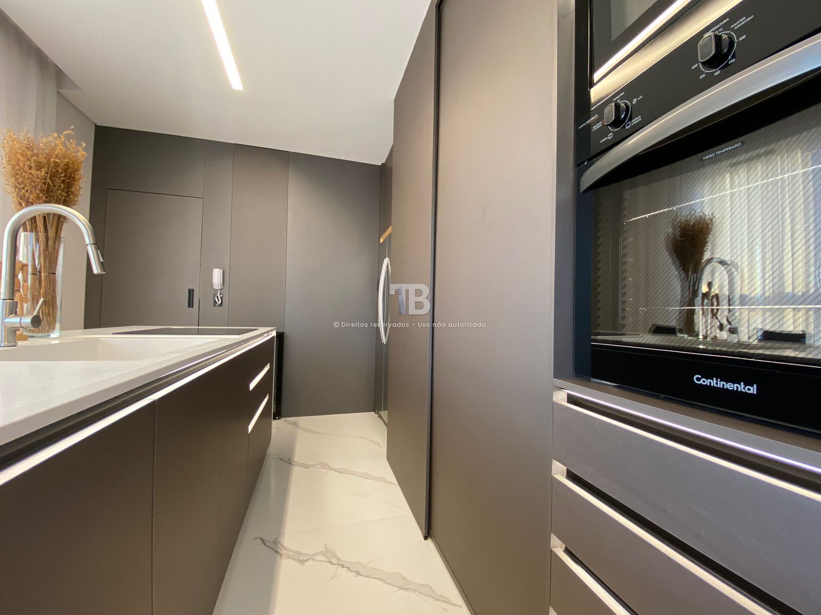 4166 – Apartamento Mobiliado no Centro: 3 Suítes e Vista Panorâmica