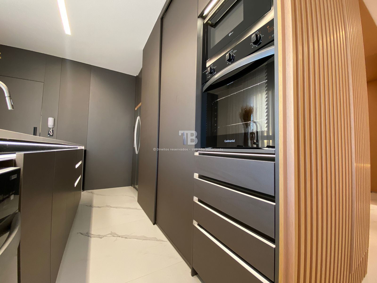 4166 – Apartamento Mobiliado no Centro: 3 Suítes e Vista Panorâmica