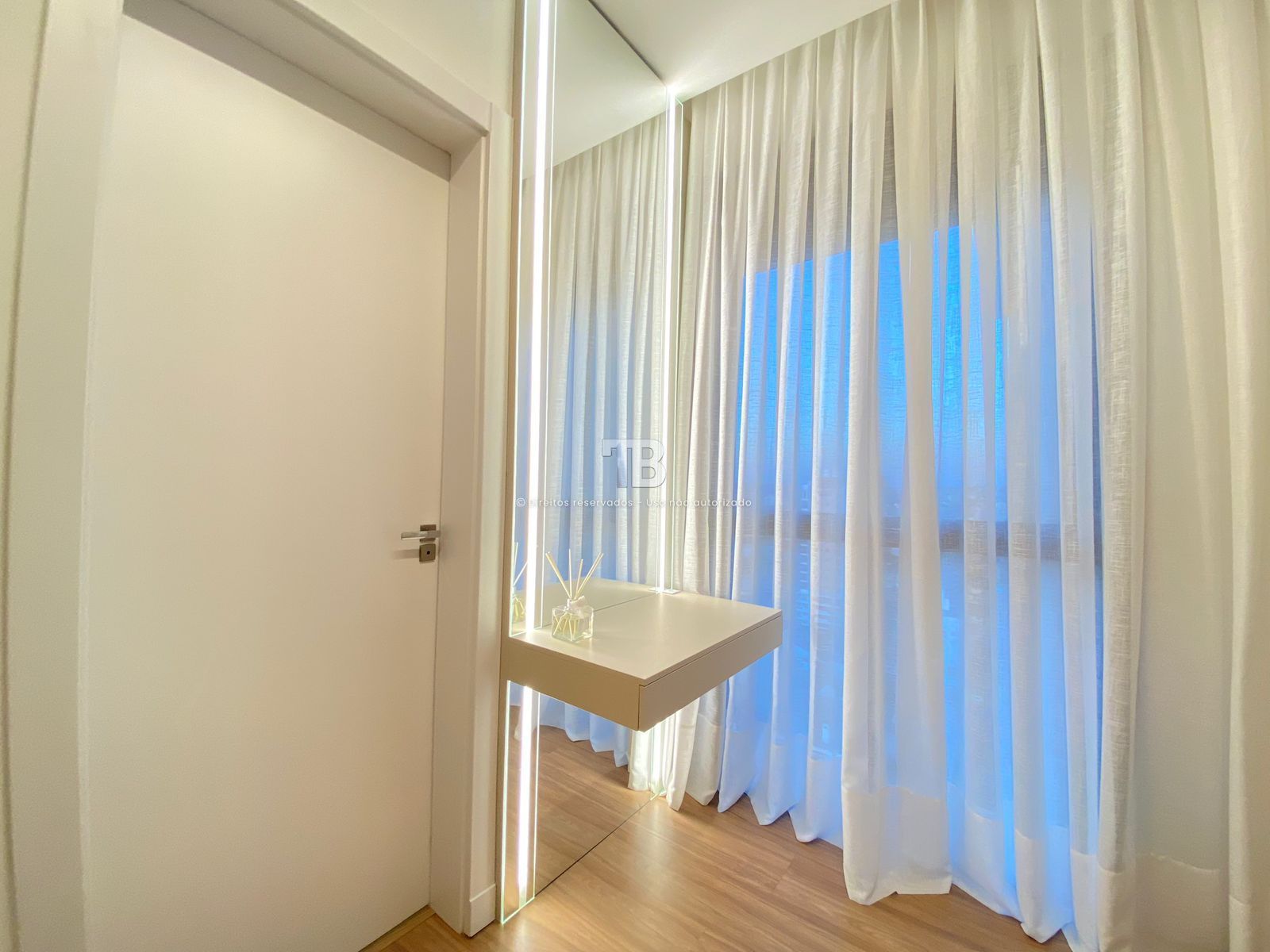 4166 – Apartamento Mobiliado no Centro: 3 Suítes e Vista Panorâmica