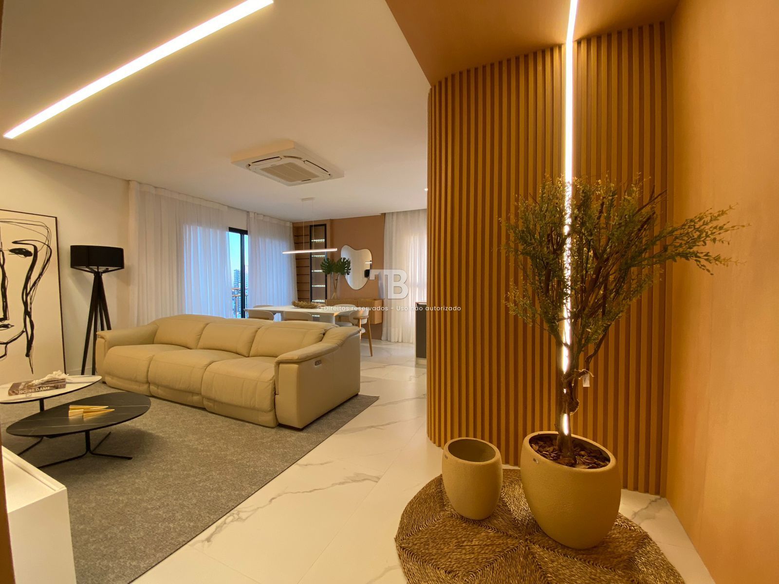 4166 – Apartamento Mobiliado no Centro: 3 Suítes e Vista Panorâmica