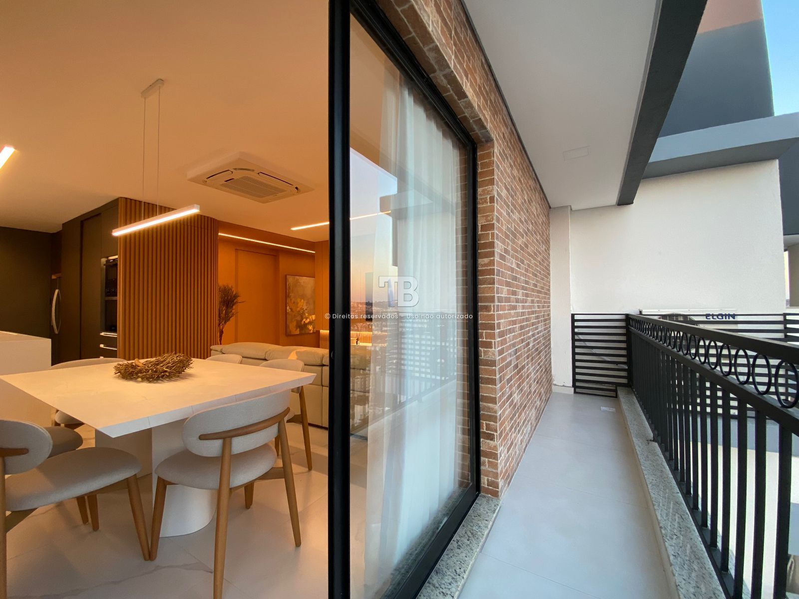 4166 – Apartamento Mobiliado no Centro: 3 Suítes e Vista Panorâmica