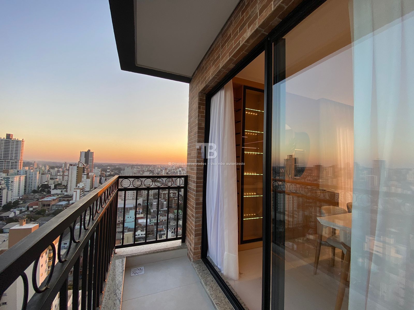 4166 – Apartamento Mobiliado no Centro: 3 Suítes e Vista Panorâmica