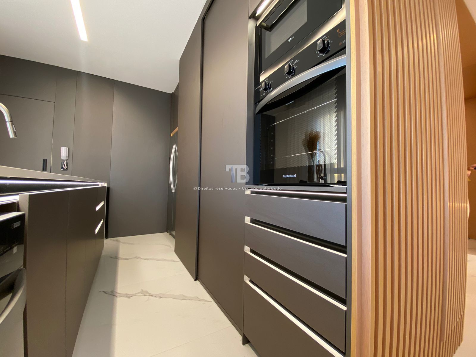 4166 – Apartamento Mobiliado no Centro: 3 Suítes e Vista Panorâmica