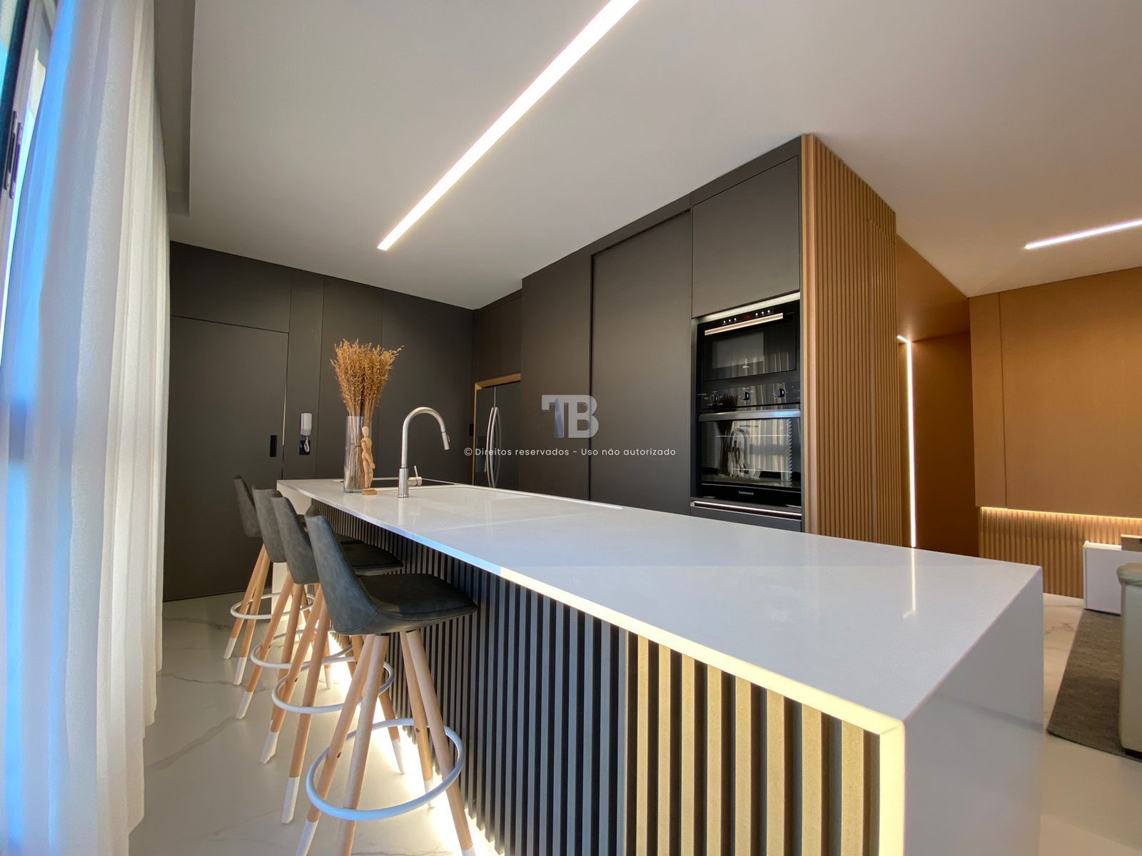 4166 – Apartamento Mobiliado no Centro: 3 Suítes e Vista Panorâmica
