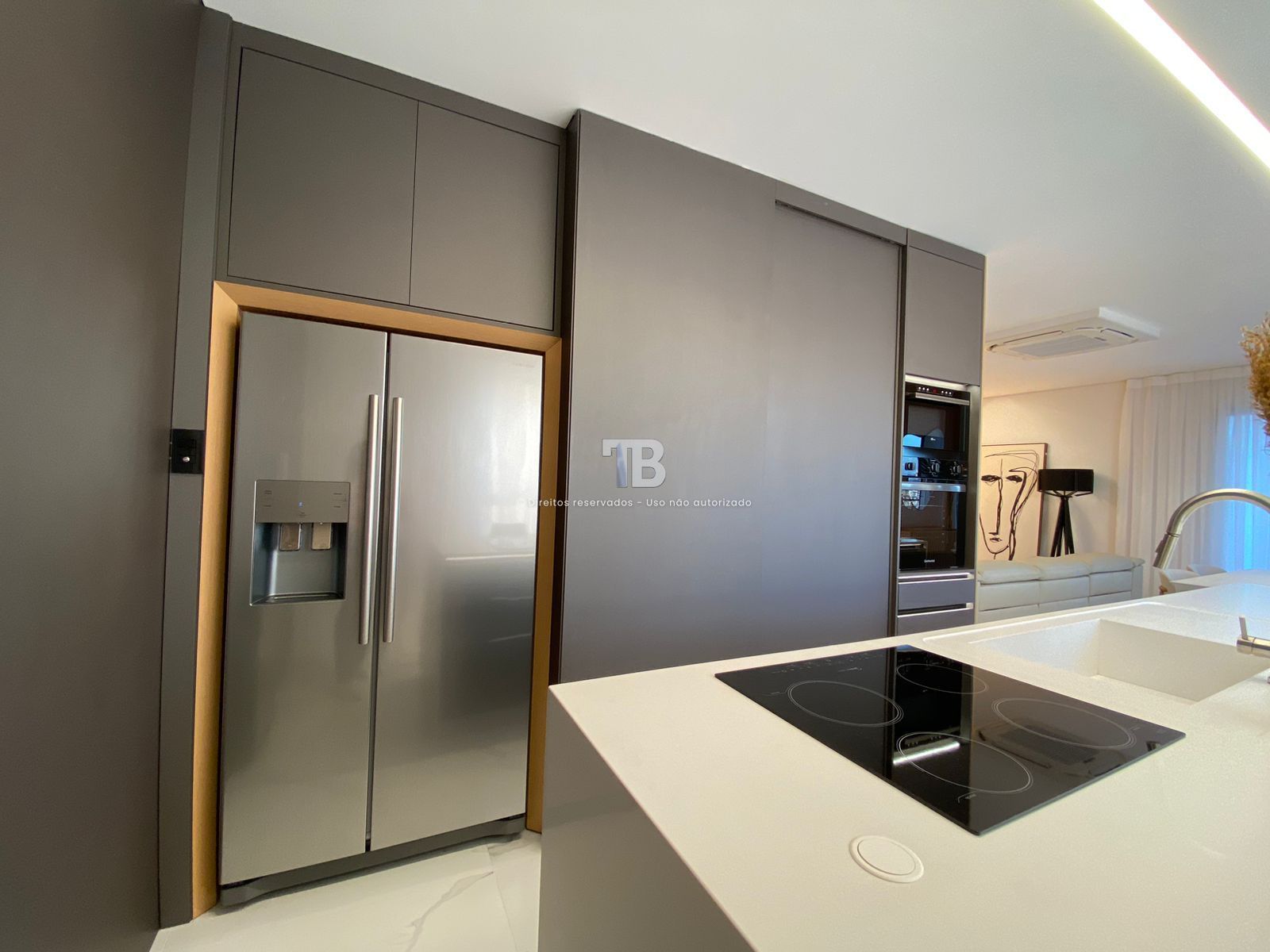 4166 – Apartamento Mobiliado no Centro: 3 Suítes e Vista Panorâmica