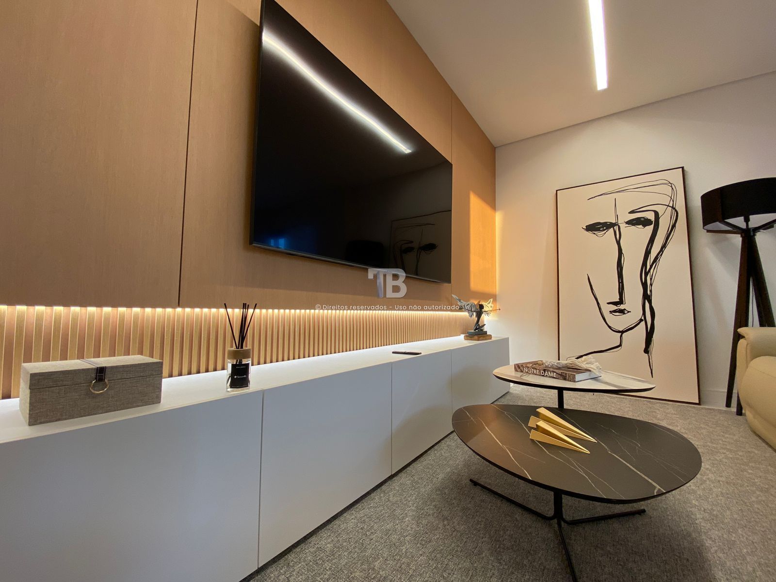 4166 – Apartamento Mobiliado no Centro: 3 Suítes e Vista Panorâmica