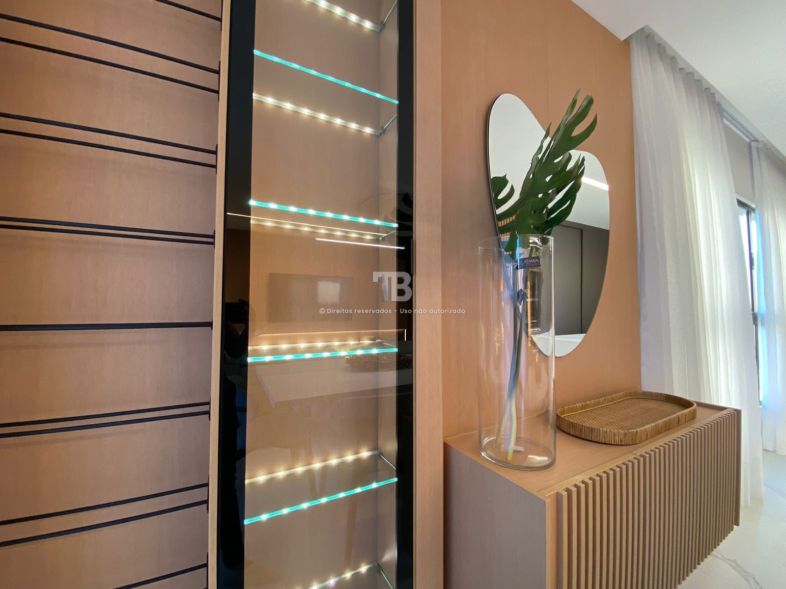 4166 – Apartamento Mobiliado no Centro: 3 Suítes e Vista Panorâmica