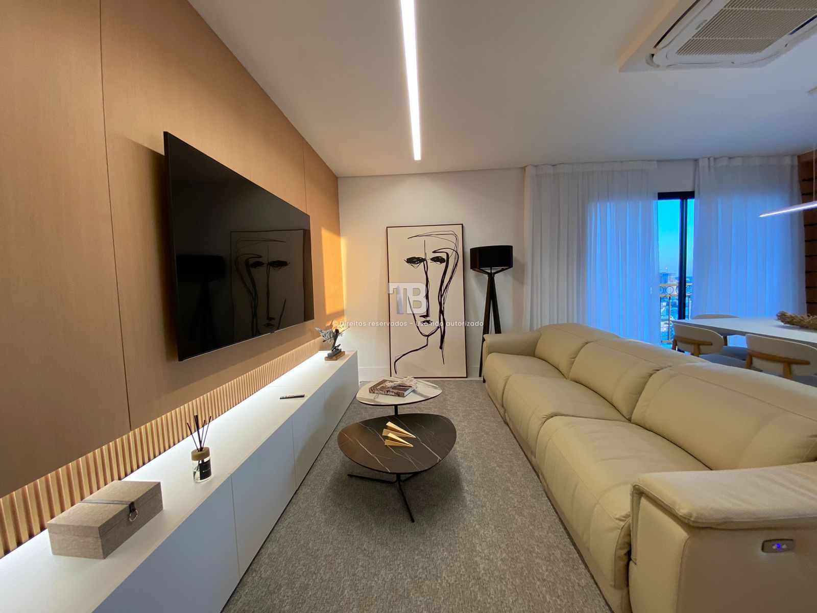 4166 – Apartamento Mobiliado no Centro: 3 Suítes e Vista Panorâmica