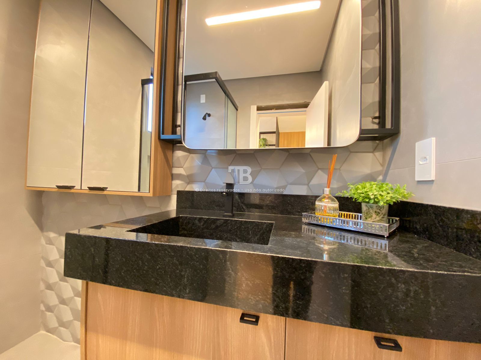 4166 – Apartamento Mobiliado no Centro: 3 Suítes e Vista Panorâmica