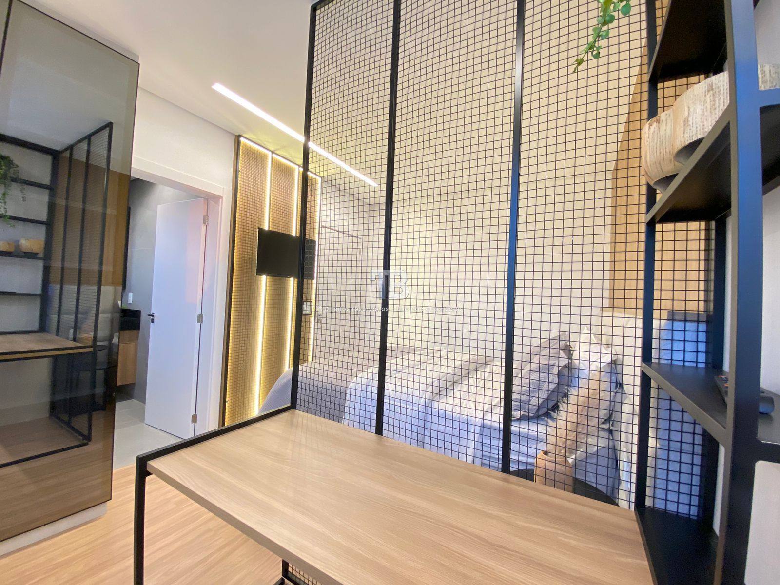 4166 – Apartamento Mobiliado no Centro: 3 Suítes e Vista Panorâmica