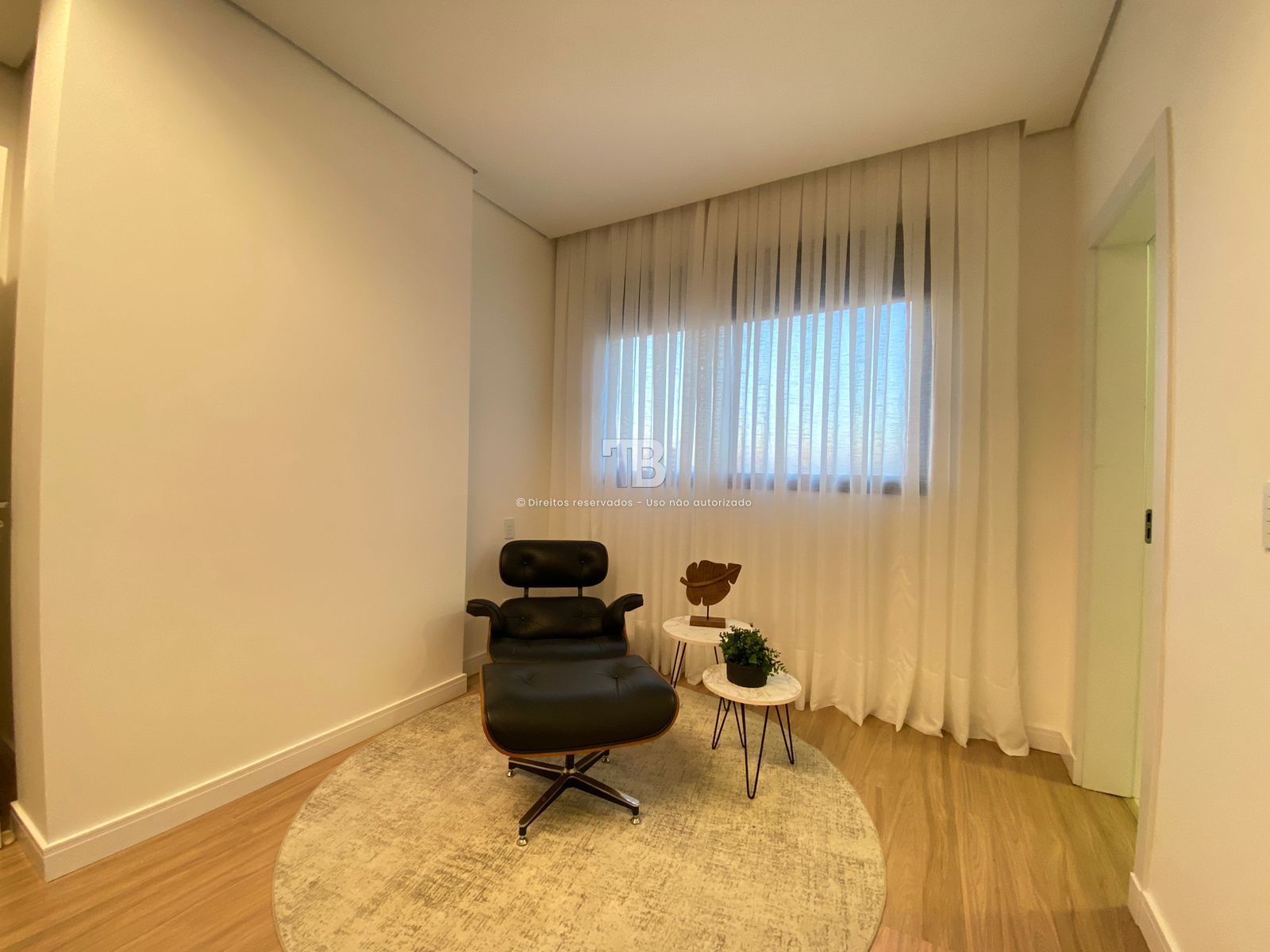 4166 – Apartamento Mobiliado no Centro: 3 Suítes e Vista Panorâmica