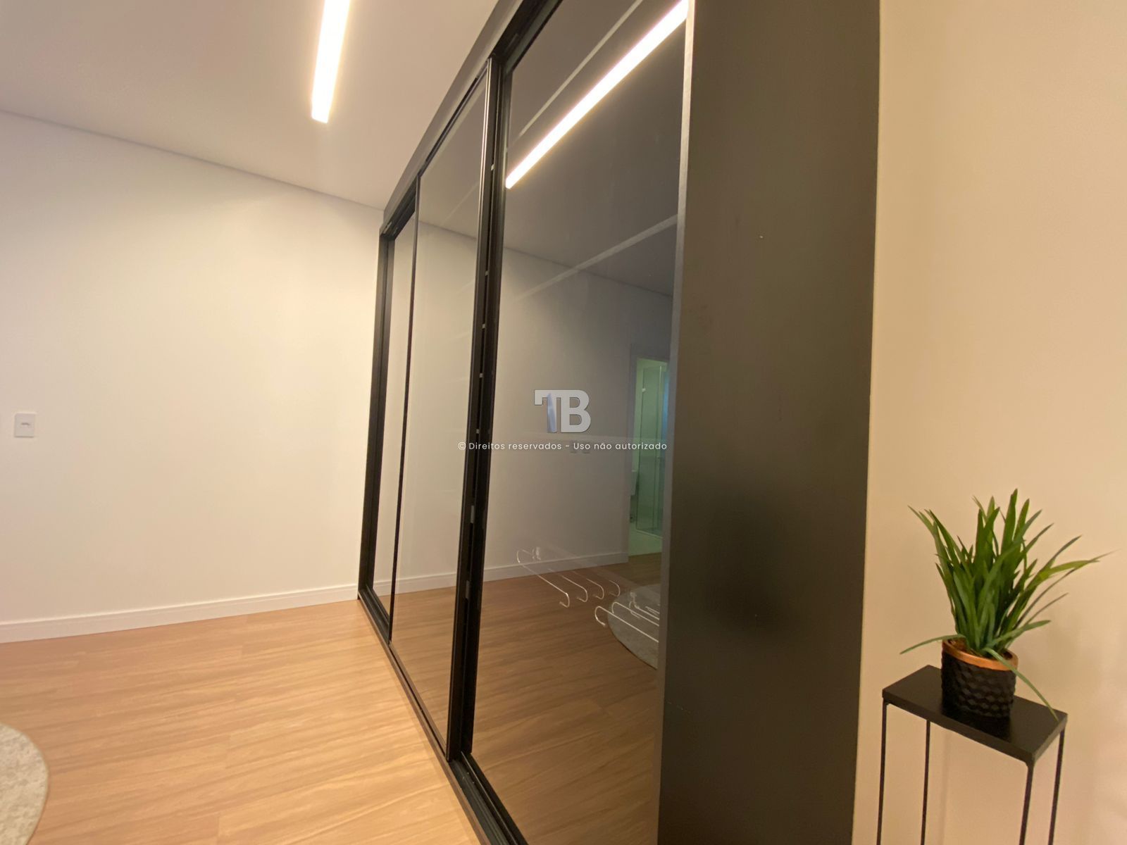 4166 – Apartamento Mobiliado no Centro: 3 Suítes e Vista Panorâmica