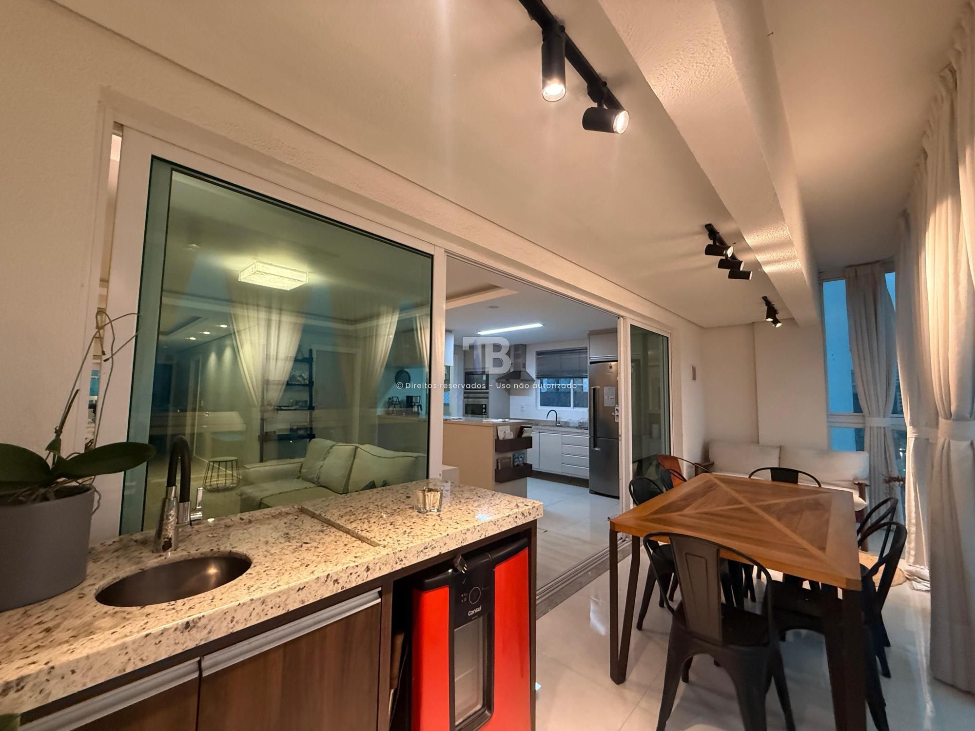 Apartamento Semimobiliado com 3 dormitórios