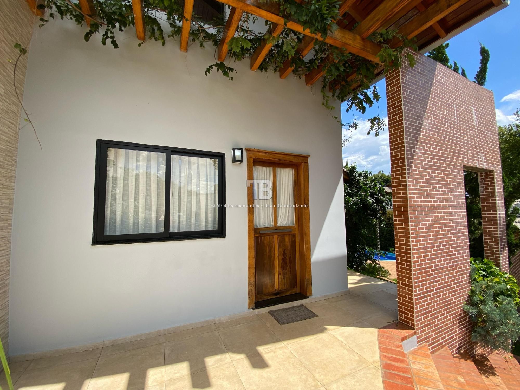 Casa Semimobiliada em condomínio fechado
