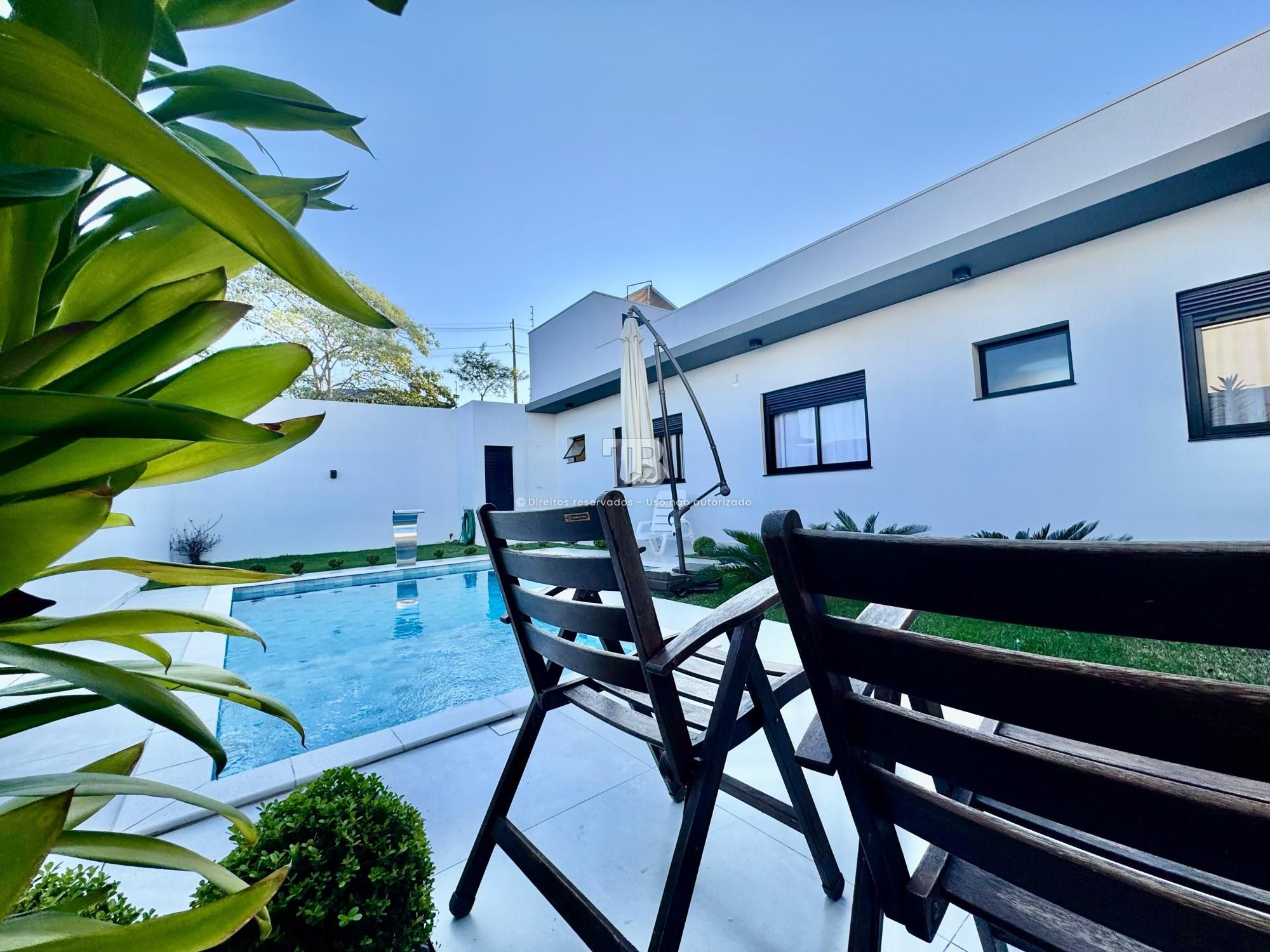 Casa Mobiliada Com Piscina à Venda