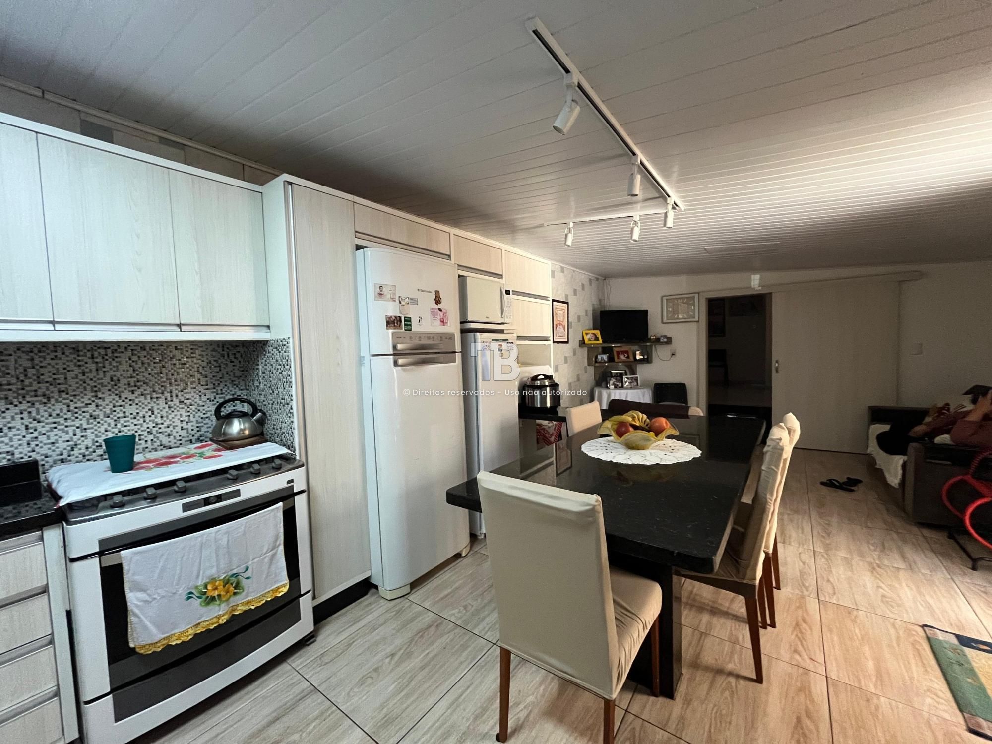 Casa com dois pavimentos à venda