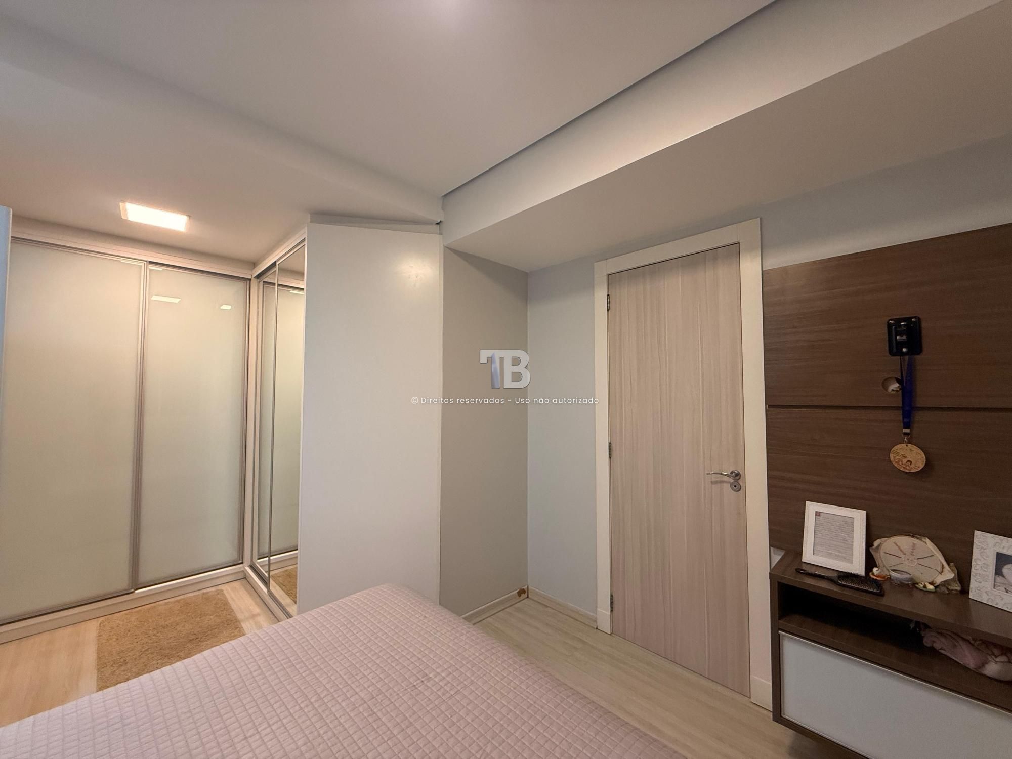 Apartamento Semimobiliado com 3 dormitórios