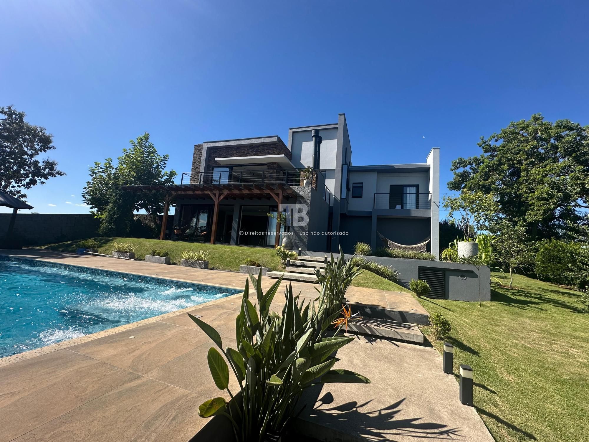 Casa Mobiliada em Condomínio Fechado