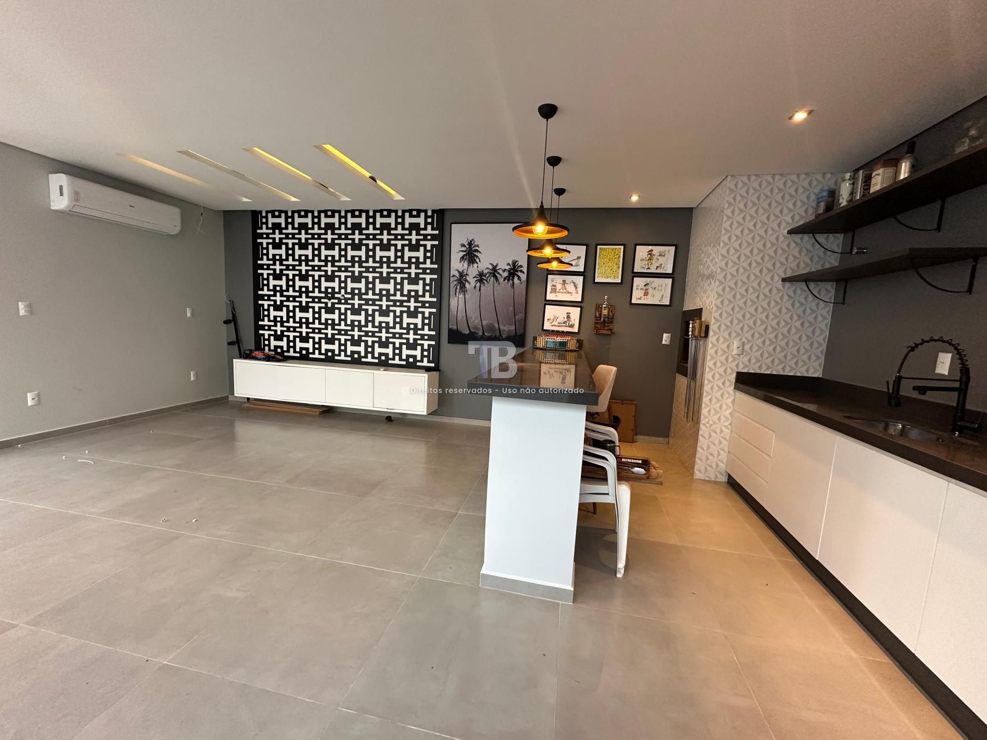 Casa Mobiliada com Piscina à Venda