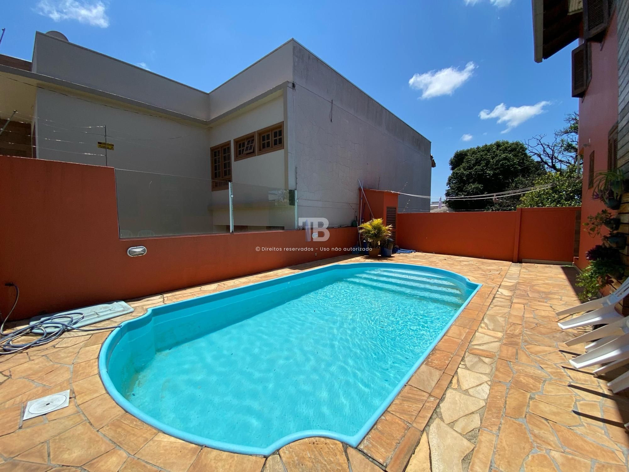 Casa Semimobiliada com Piscina