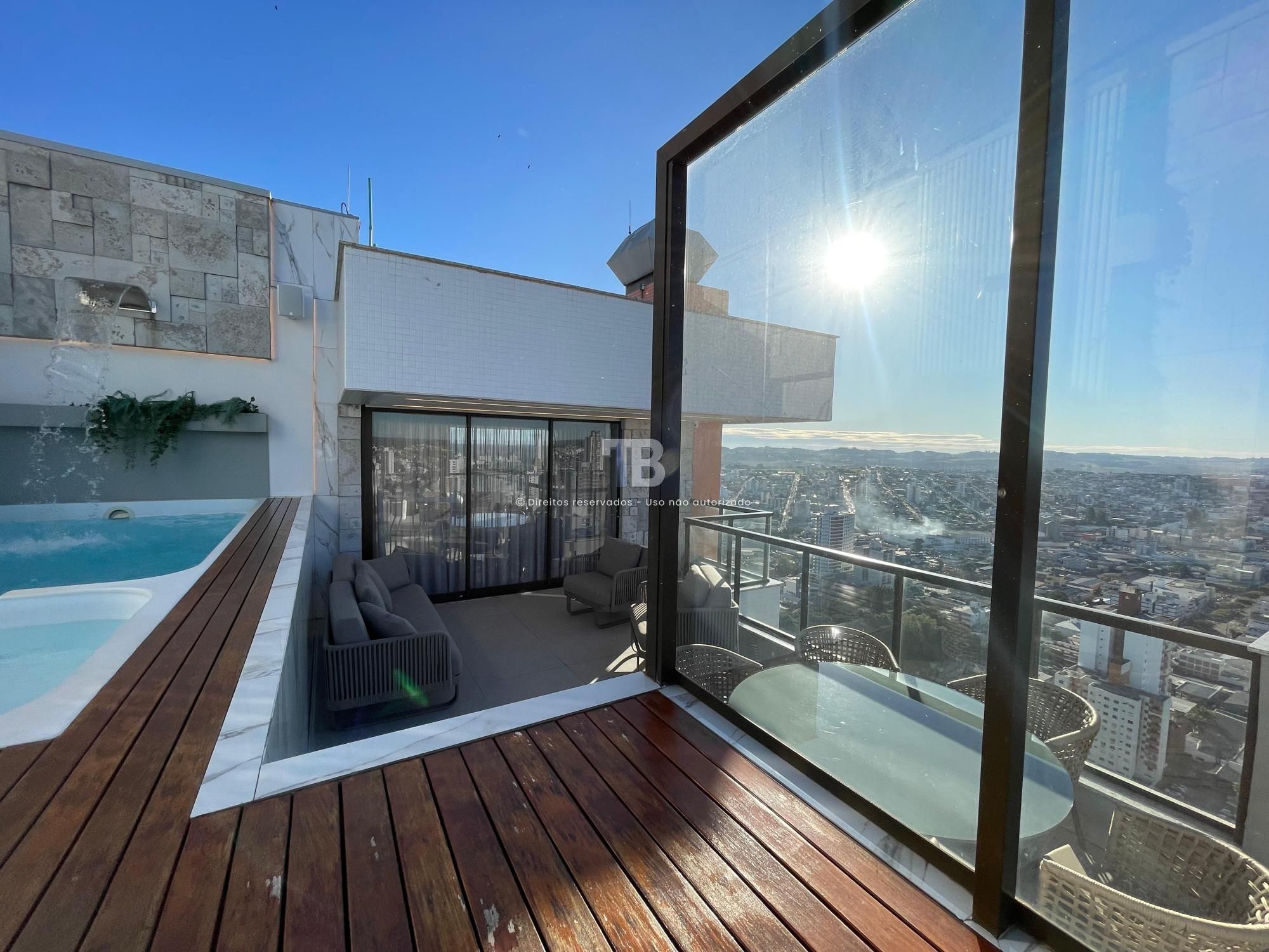 Cobertura mobiliada com piscina