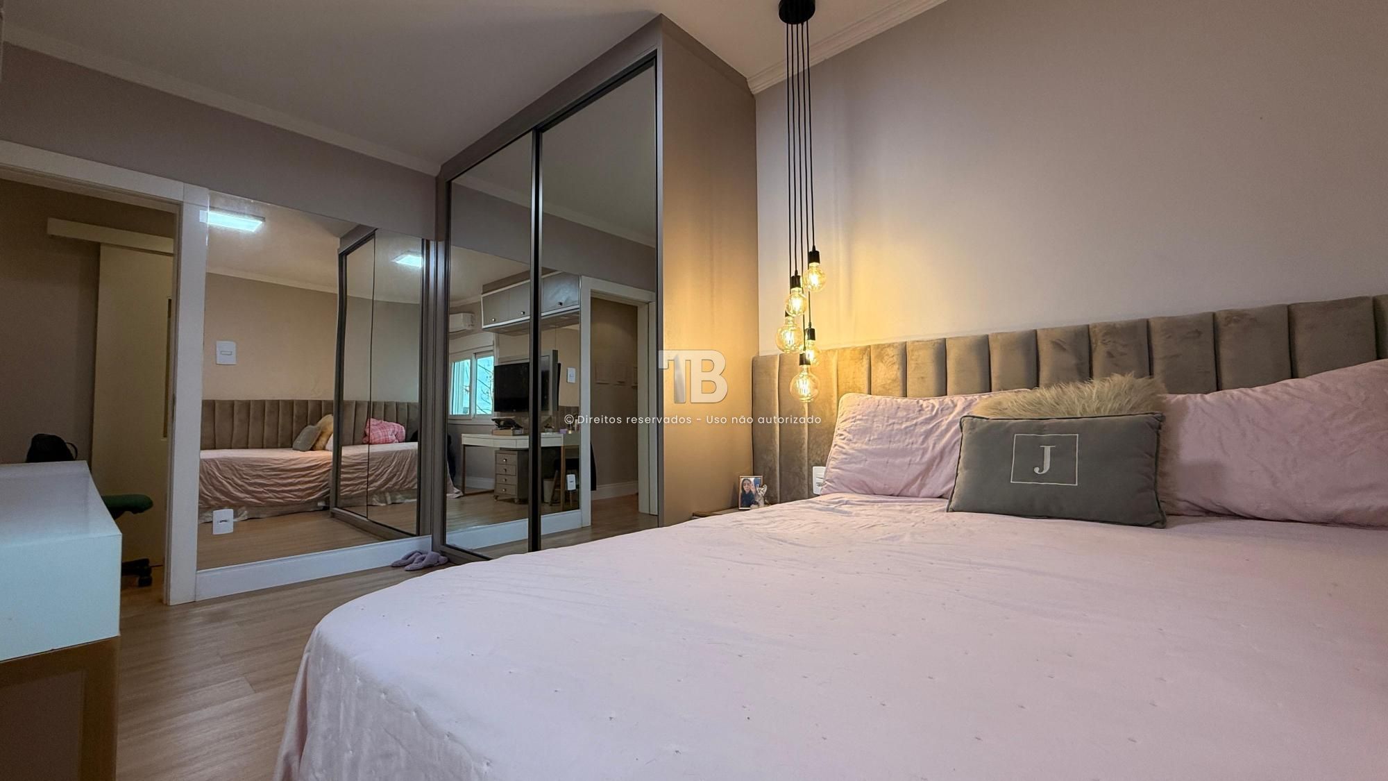 Casa Semimobiliada com quatro dormitórios